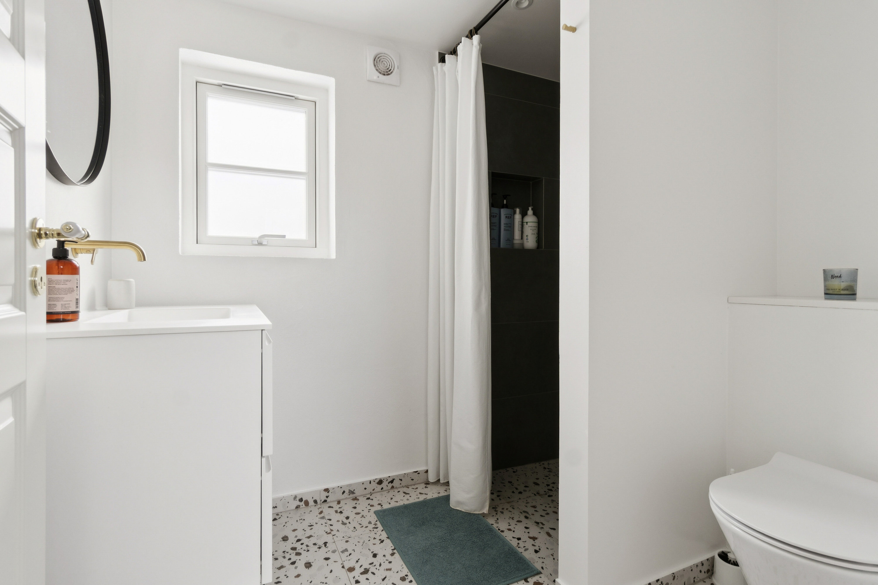 Fremhævet badeværelse billede i fuldskærmstilstand. Billede af Bølshavn 10, Bølshavn, 3740 Svaneke