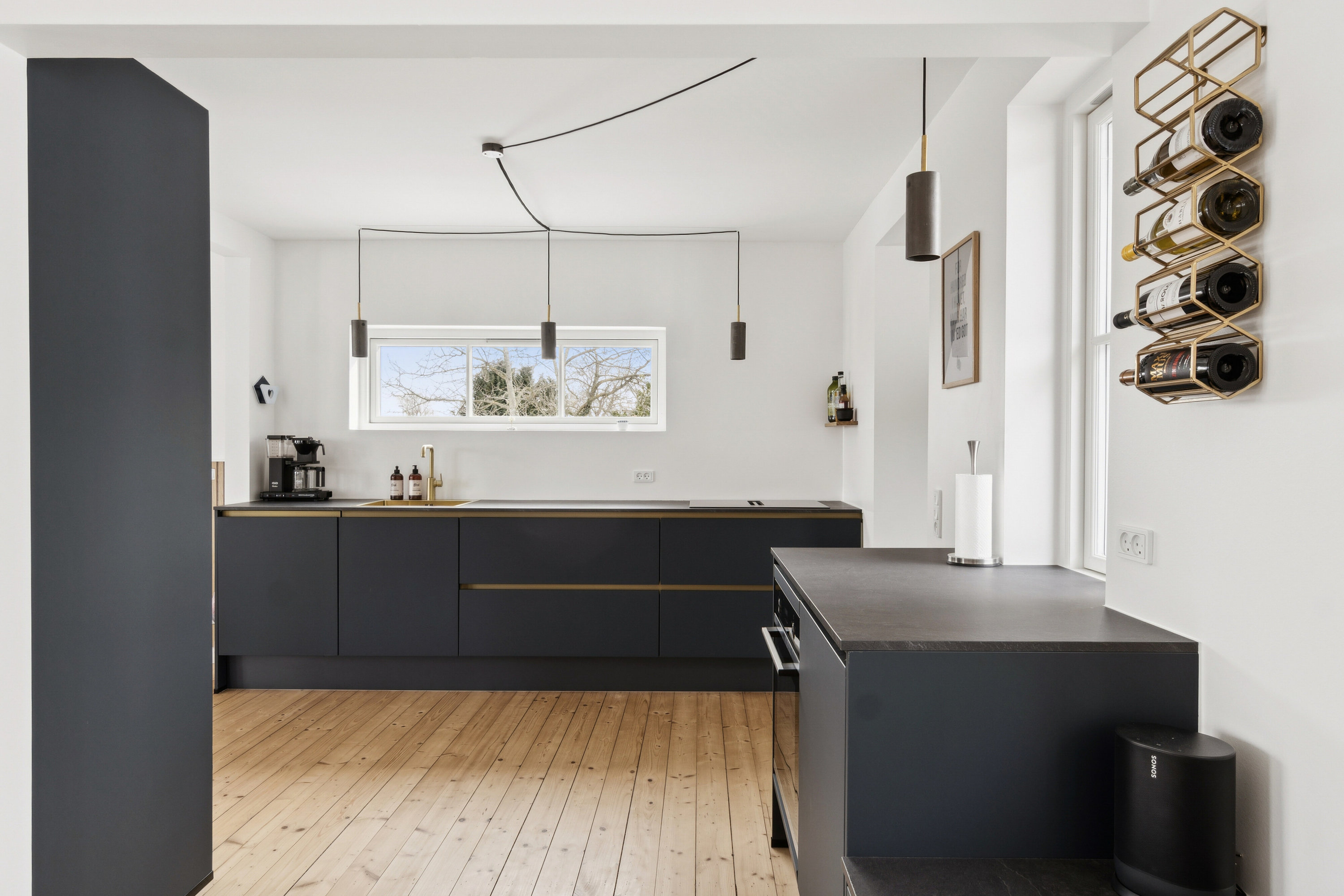 Fremhævet køkken billede i fuldskærmstilstand. Billede af Bølshavn 10, Bølshavn, 3740 Svaneke