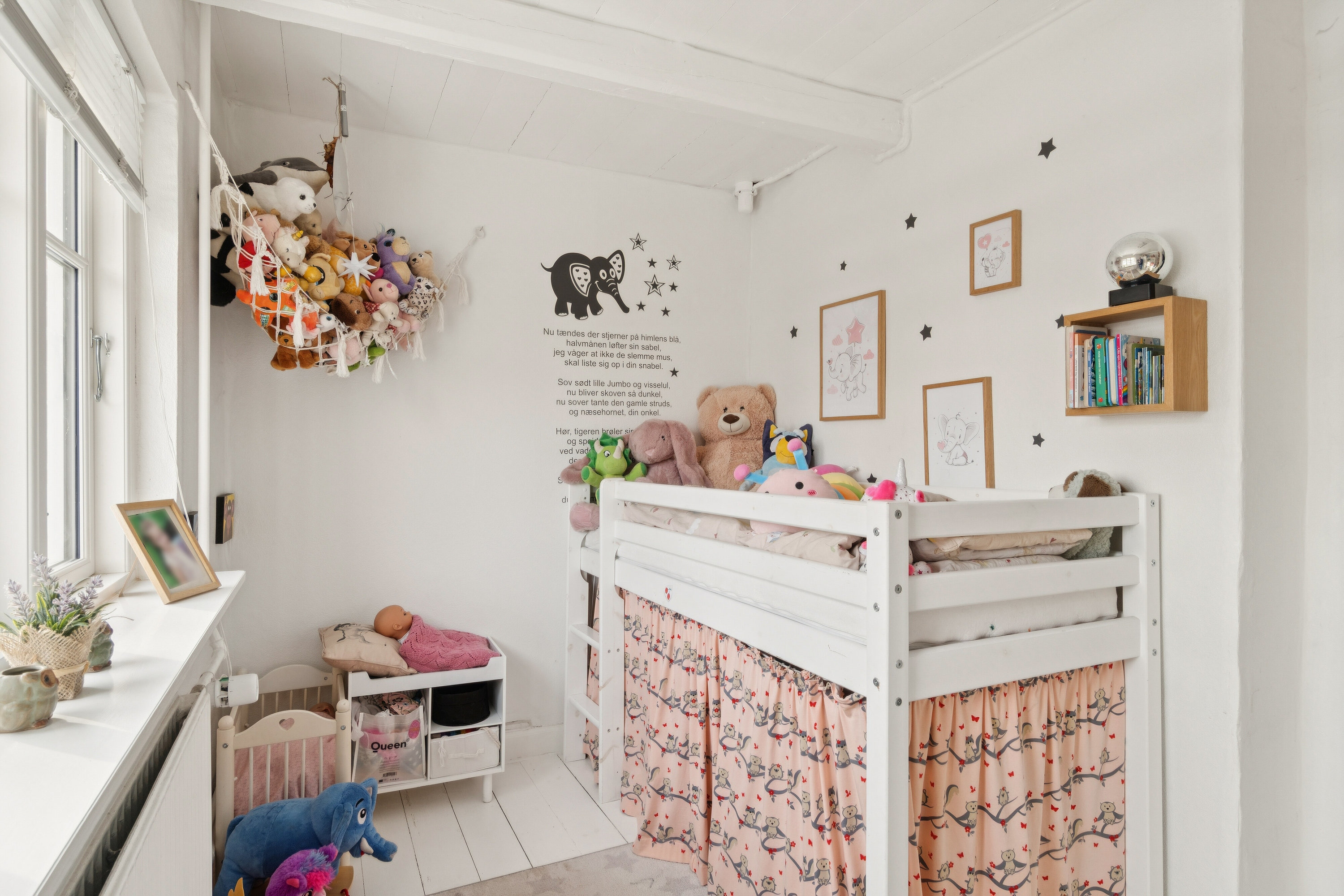 Fremhævet børneværelse billede i fuldskærmstilstand. Billede af Holmevej 50, Brandelev, 4700 Næstved