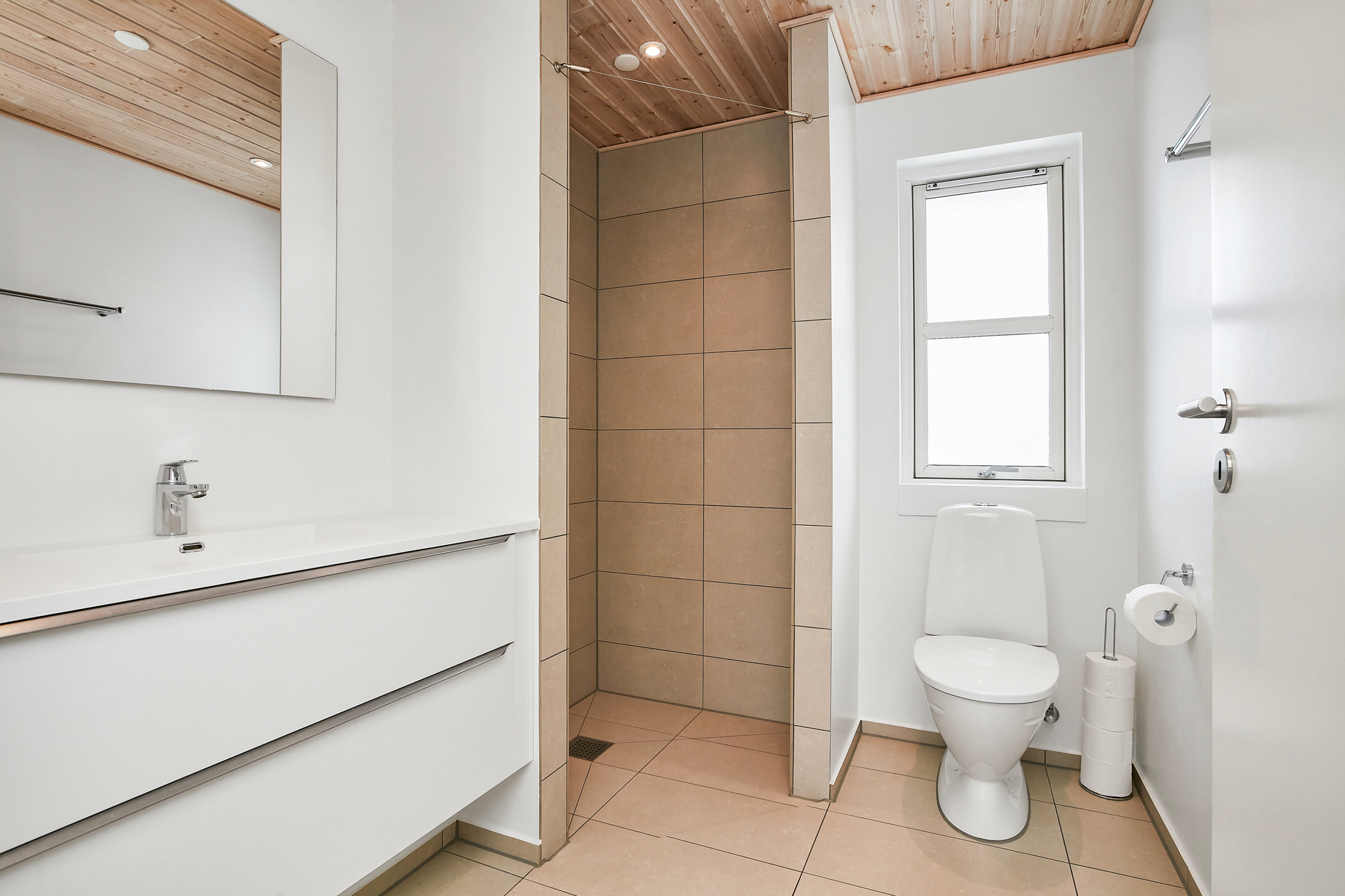 Fremhævet badeværelse billede i fuldskærmstilstand. Billede af Ll. Clemens 5, Nim, 8740 Brædstrup