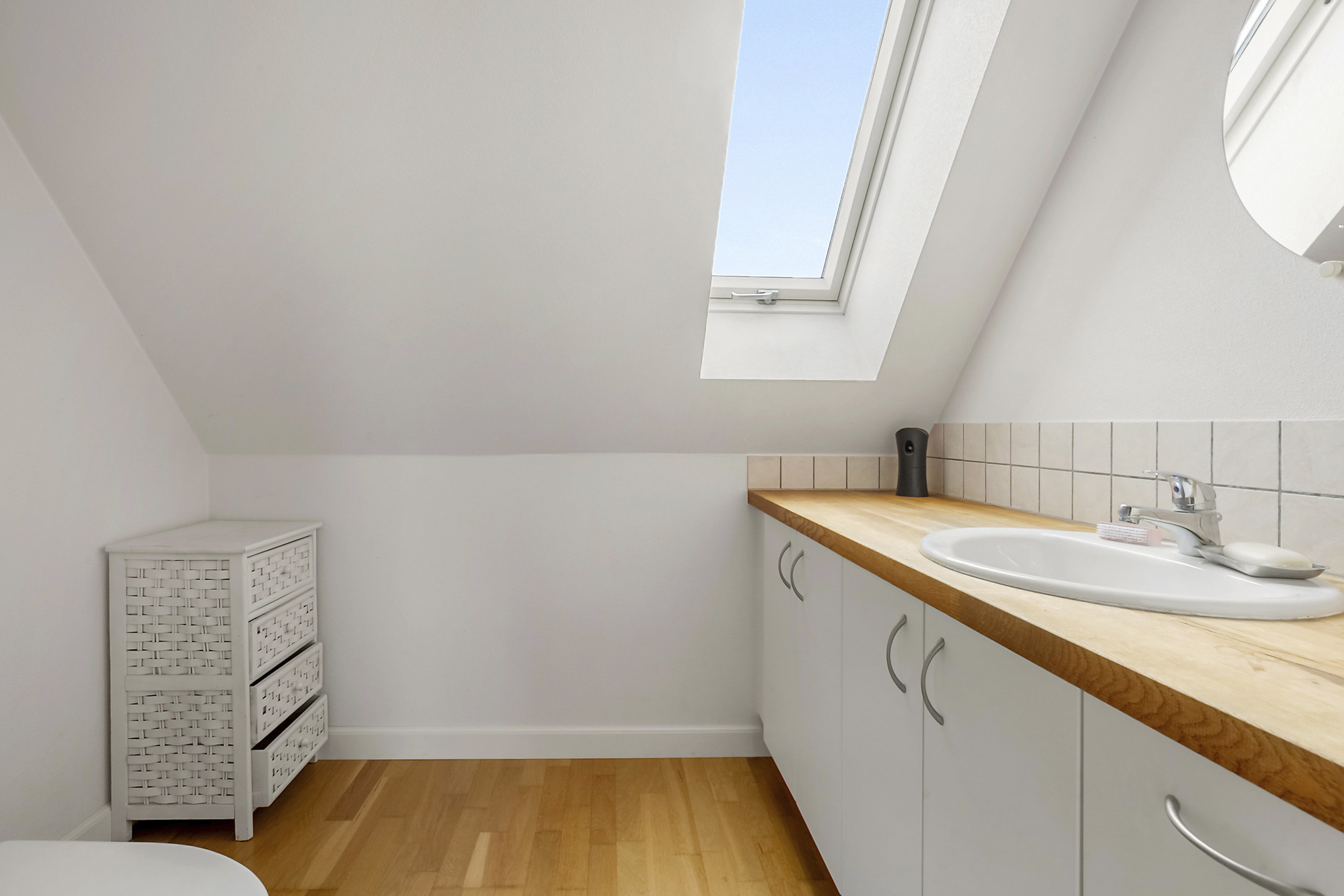 Fremhævet toilet billede i fuldskærmstilstand. Billede af Havnevej 4, Snaptun, 7130 Juelsminde