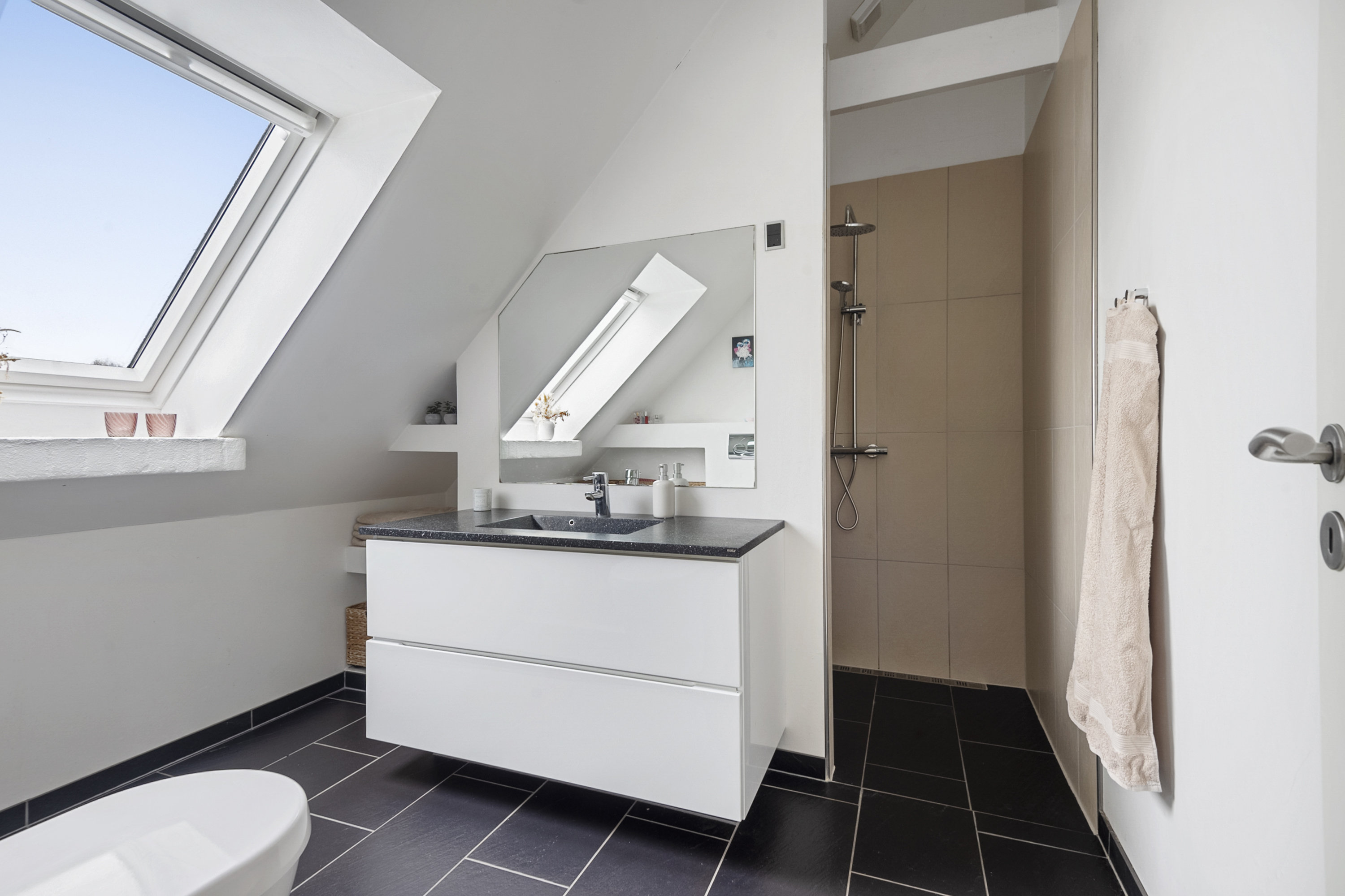 Fremhævet badeværelse billede i fuldskærmstilstand. Billede af Valmuevænget 24, Hjerting, 6710 Esbjerg V