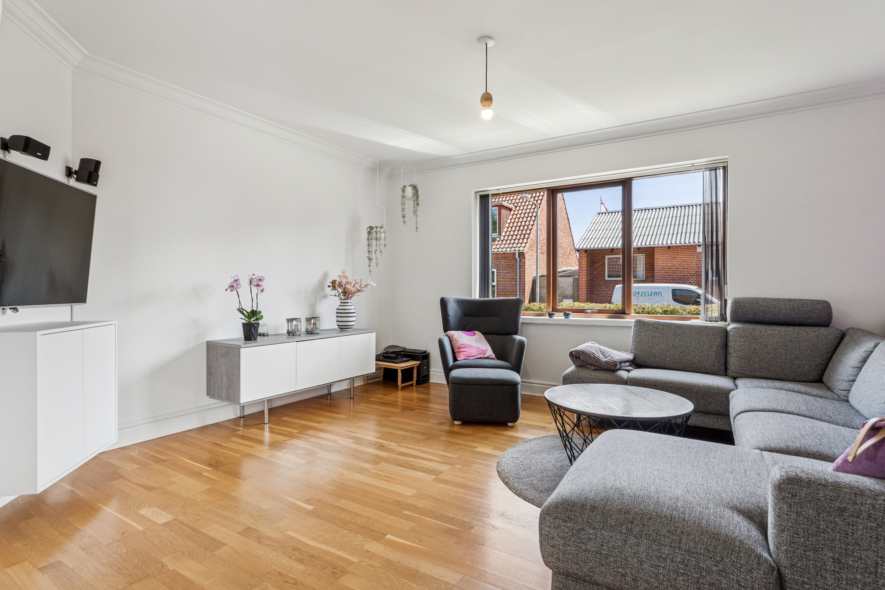 Fremhævet stue billede i fuldskærmstilstand. Billede af Langgade 1, Fjelstervang, 6933 Kibæk