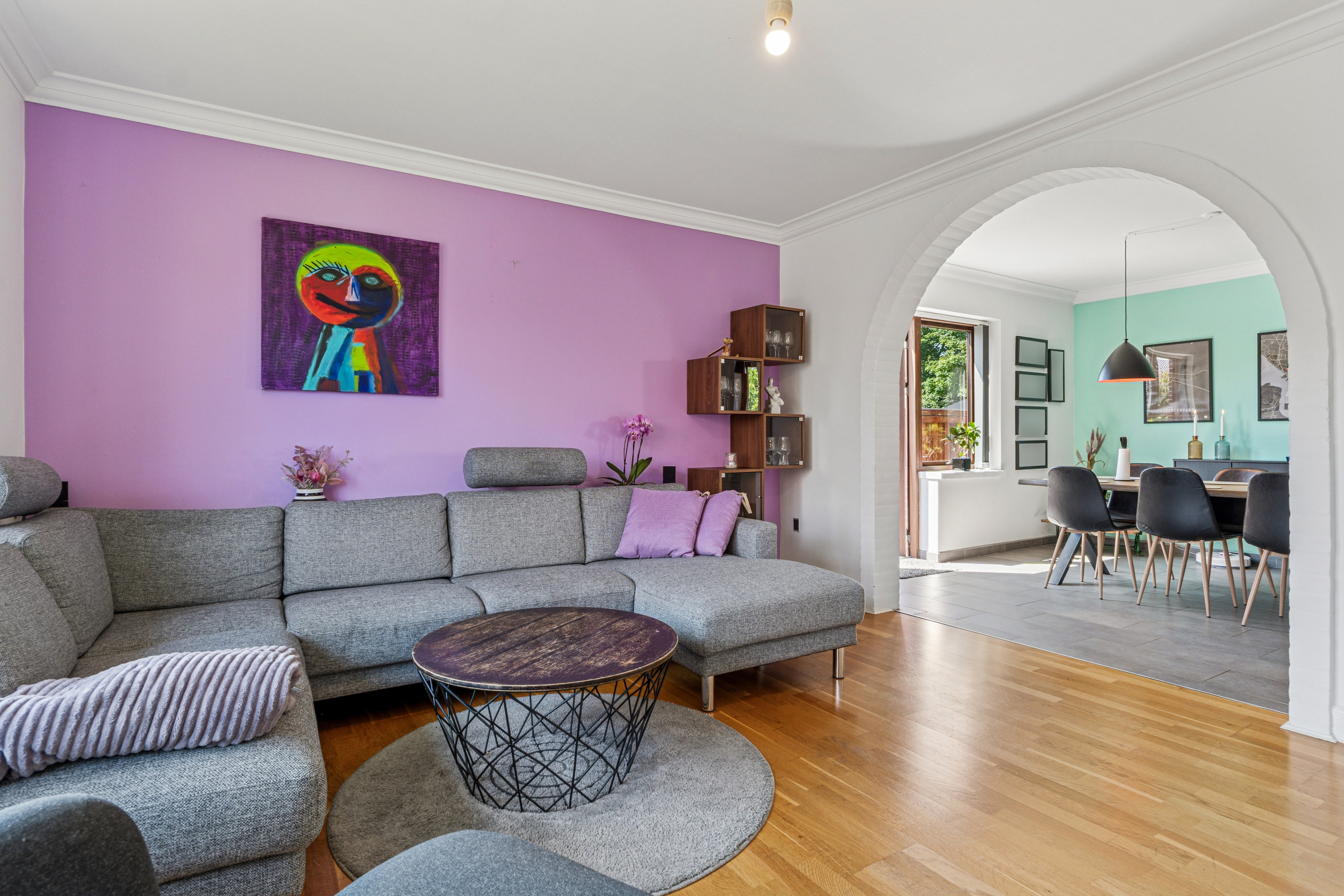 Fremhævet stue billede i fuldskærmstilstand. Billede af Langgade 1, Fjelstervang, 6933 Kibæk