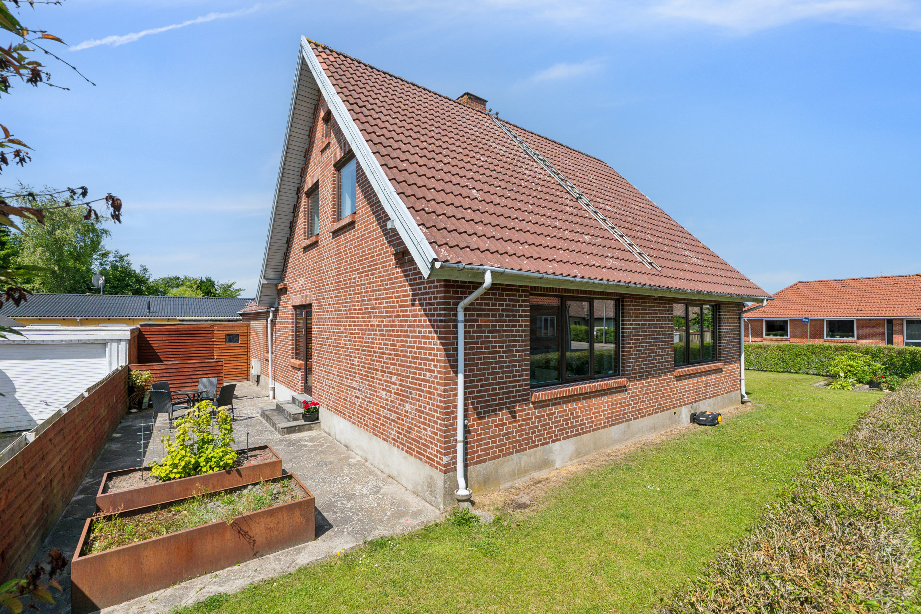 Fremhævet facade billede i fuldskærmstilstand. Billede af Langgade 1, Fjelstervang, 6933 Kibæk