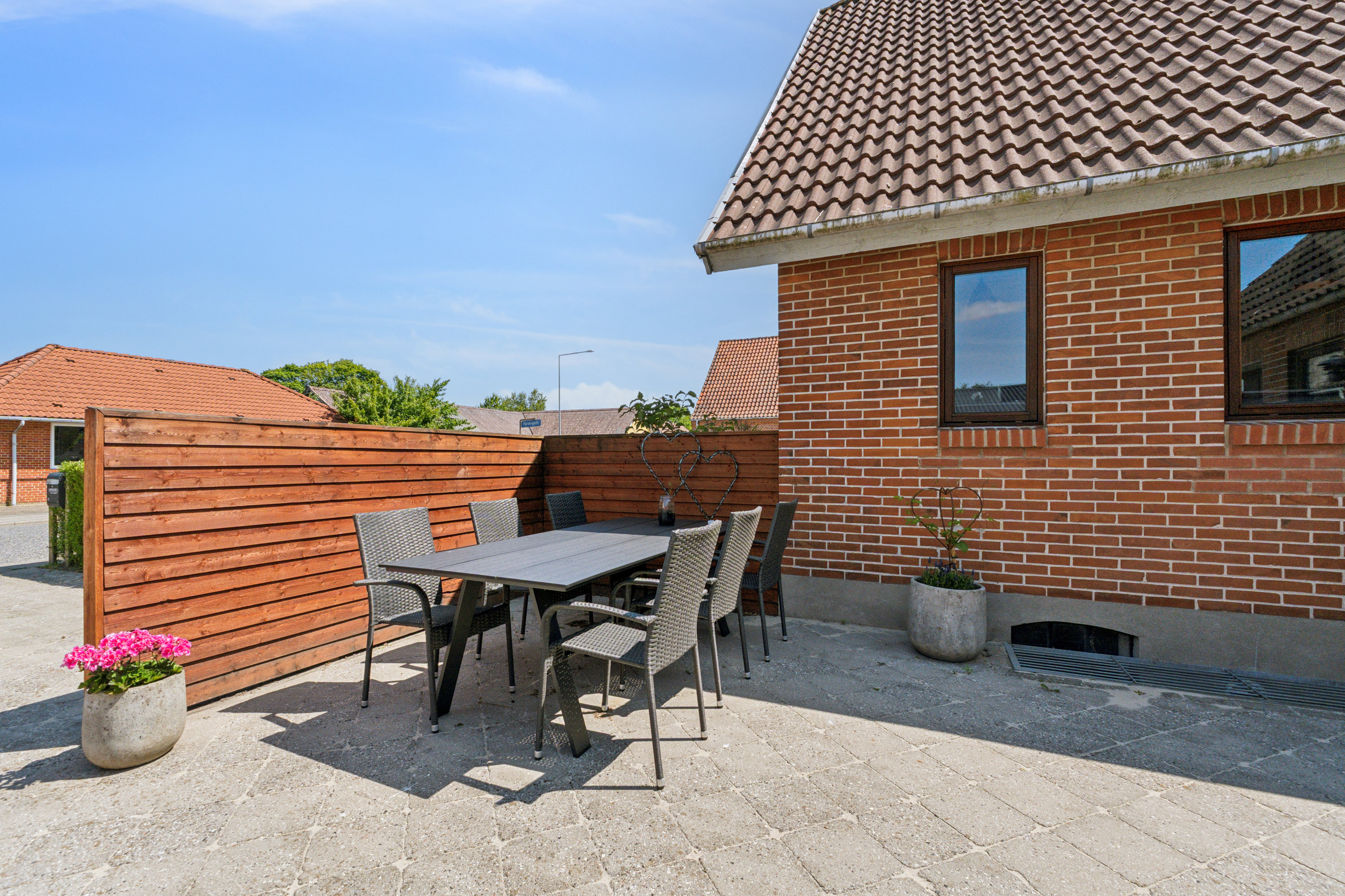 Fremhævet terrasse billede i fuldskærmstilstand. Billede af Langgade 1, Fjelstervang, 6933 Kibæk