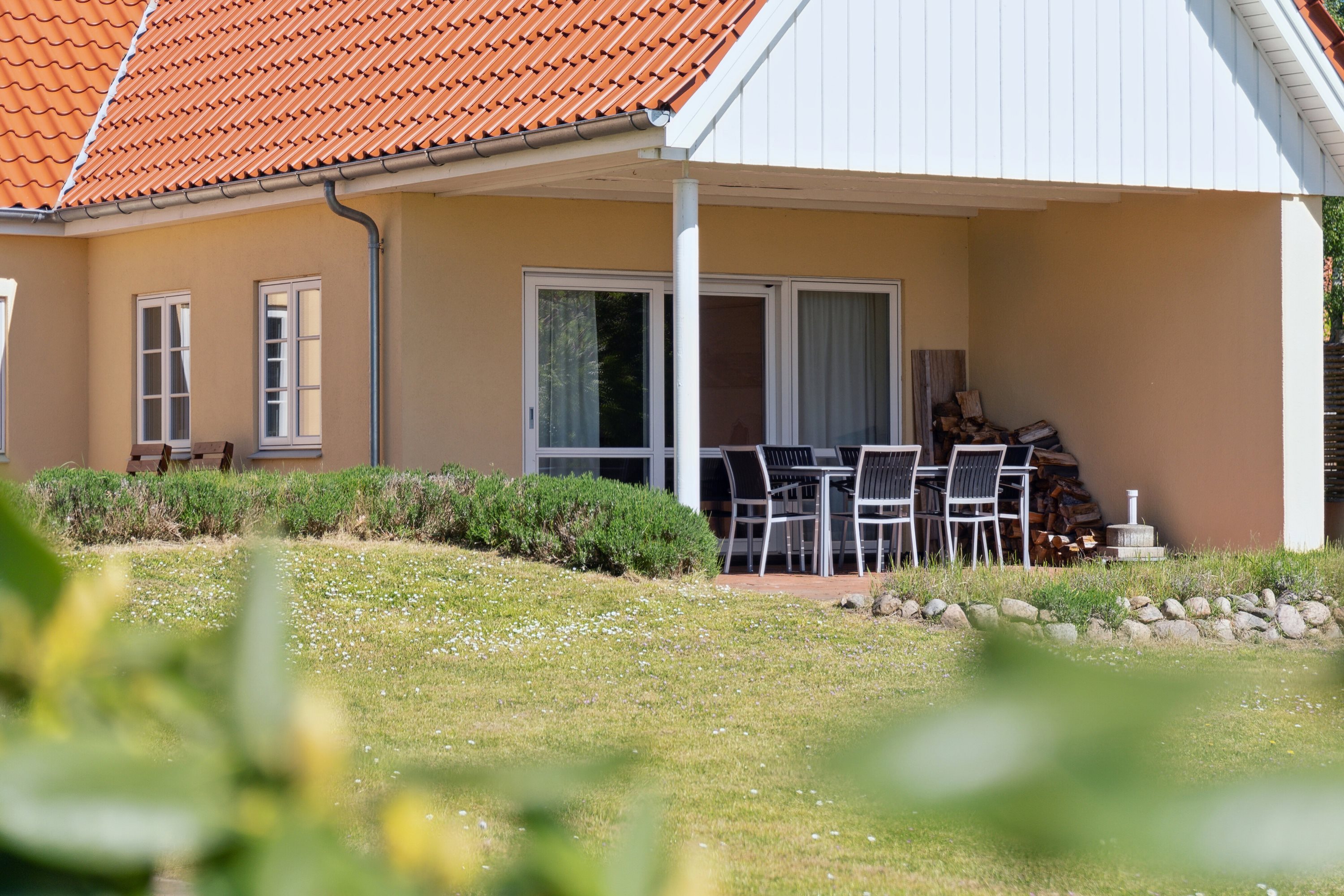 Fremhævet set fra haven billede i fuldskærmstilstand. Billede af Fjordvænget 13, 4581 Rørvig