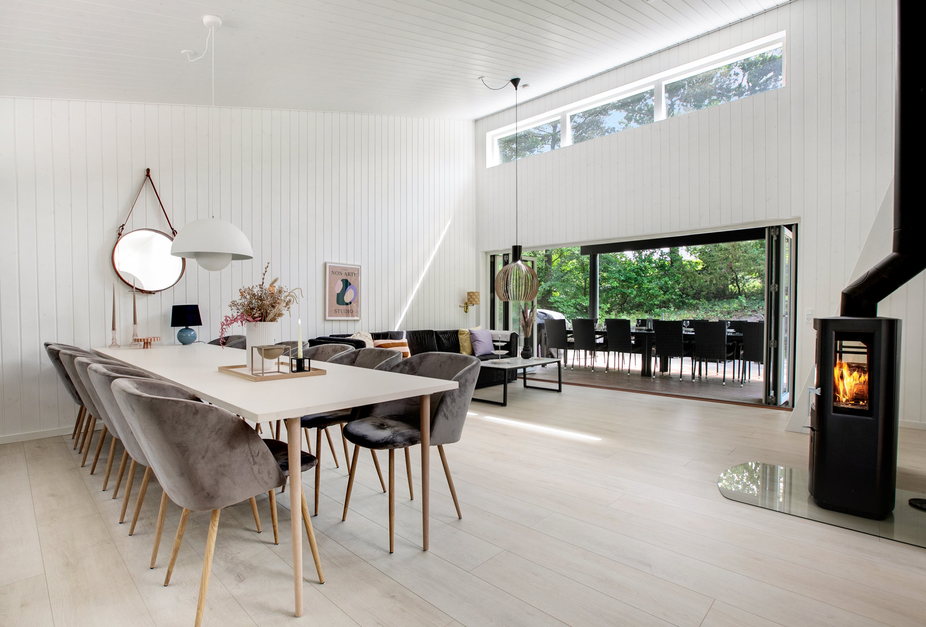 Fremhævet stue billede i fuldskærmstilstand. Billede af Skovvej 19, Fjellerup Strand, 8585 Glesborg