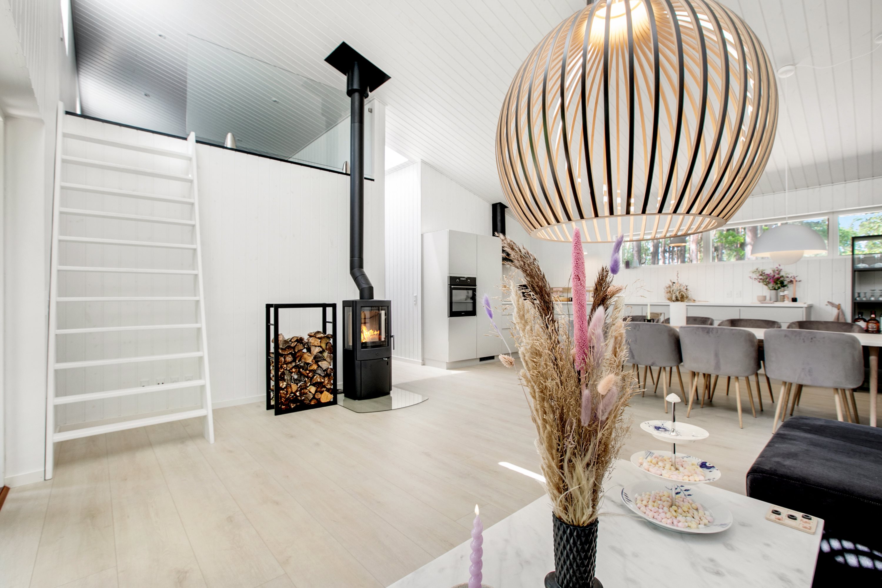 Fremhævet stue billede i fuldskærmstilstand. Billede af Skovvej 19, Fjellerup Strand, 8585 Glesborg