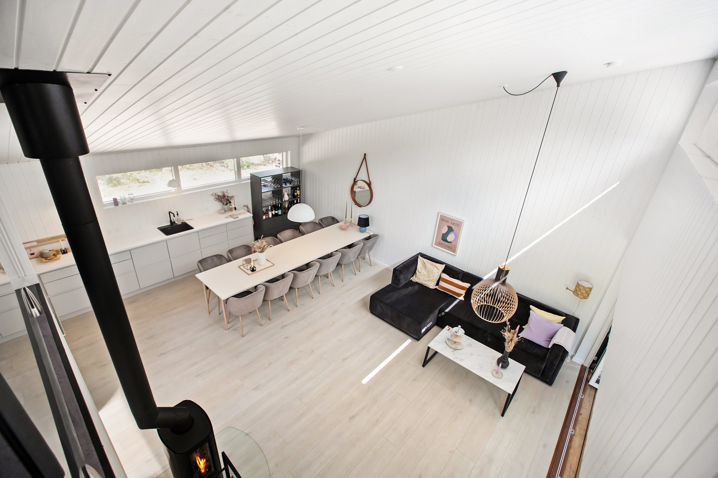 Fremhævet stue billede i fuldskærmstilstand. Billede af Skovvej 19, Fjellerup Strand, 8585 Glesborg