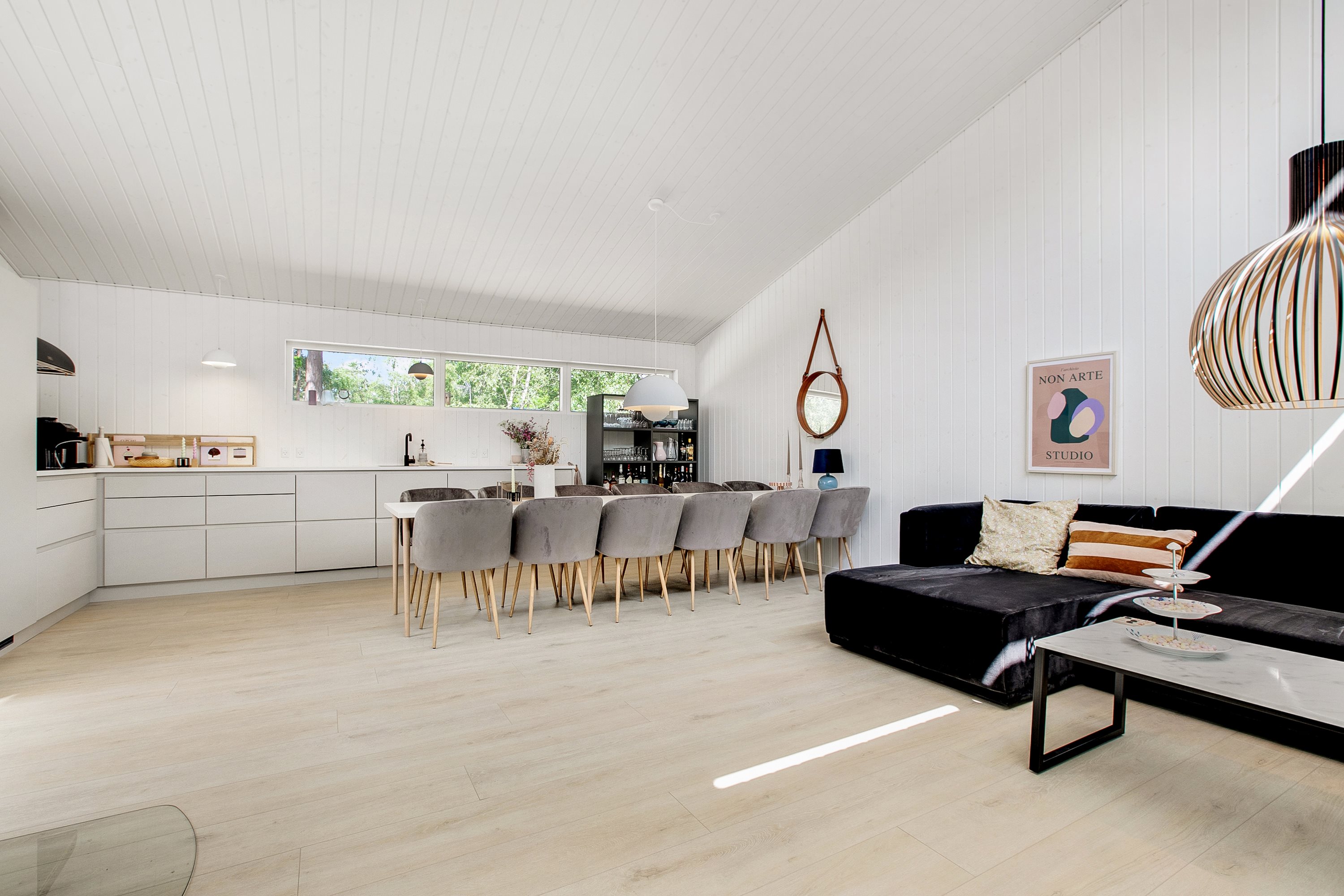 Fremhævet stue billede i fuldskærmstilstand. Billede af Skovvej 19, Fjellerup Strand, 8585 Glesborg