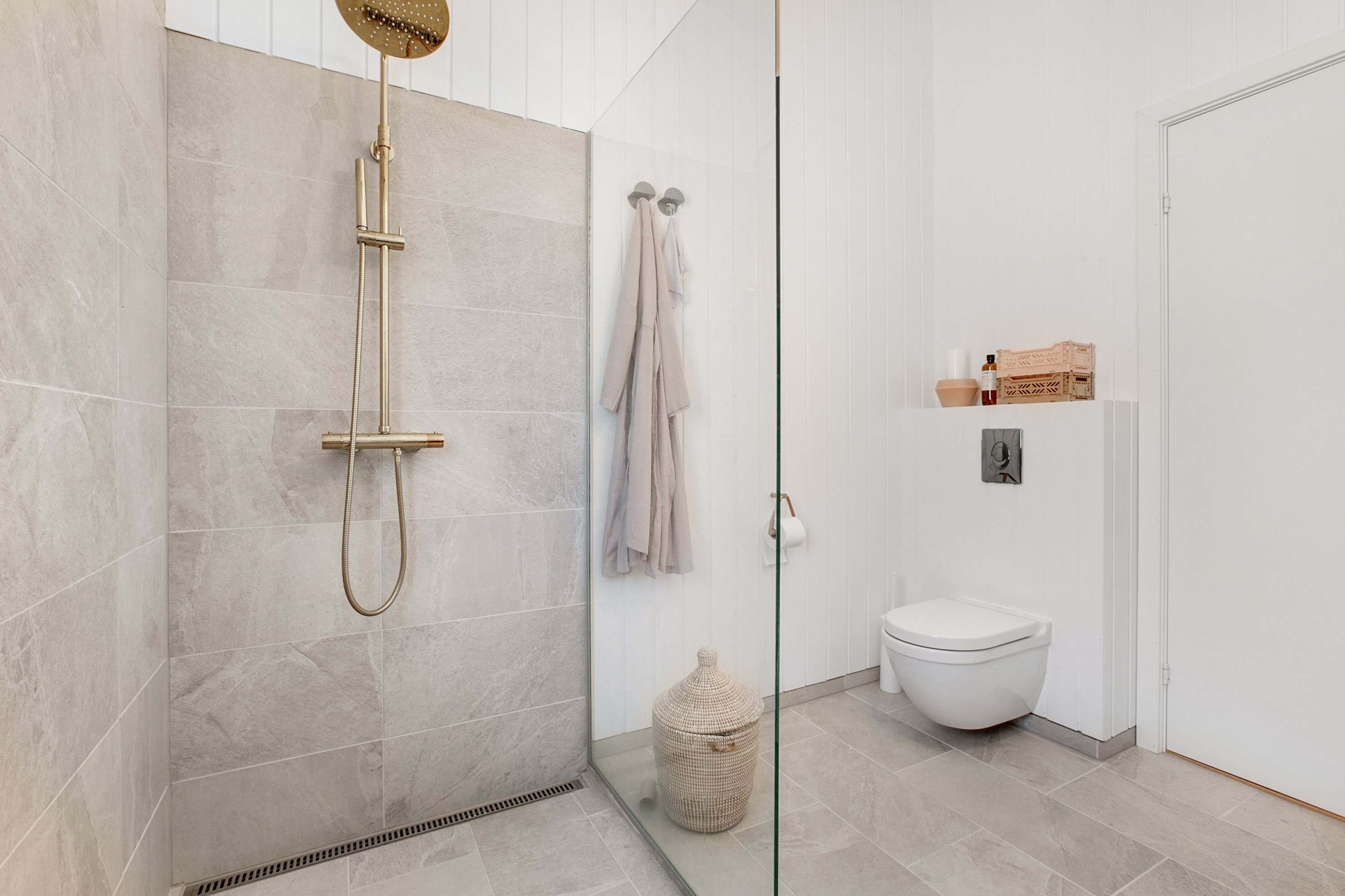 Fremhævet badeværelse billede i fuldskærmstilstand. Billede af Skovvej 19, Fjellerup Strand, 8585 Glesborg