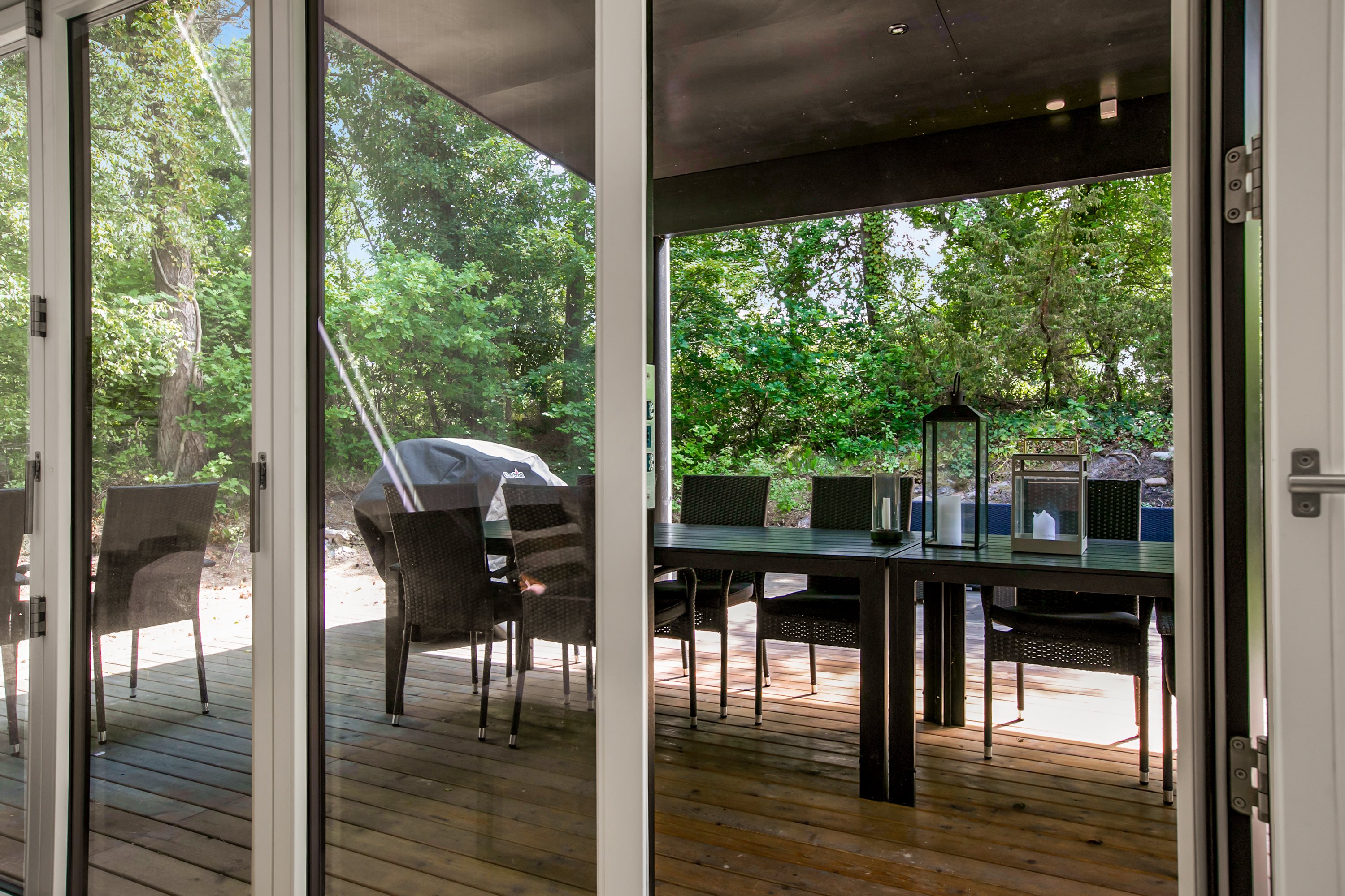 Fremhævet terrasse billede i fuldskærmstilstand. Billede af Skovvej 19, Fjellerup Strand, 8585 Glesborg