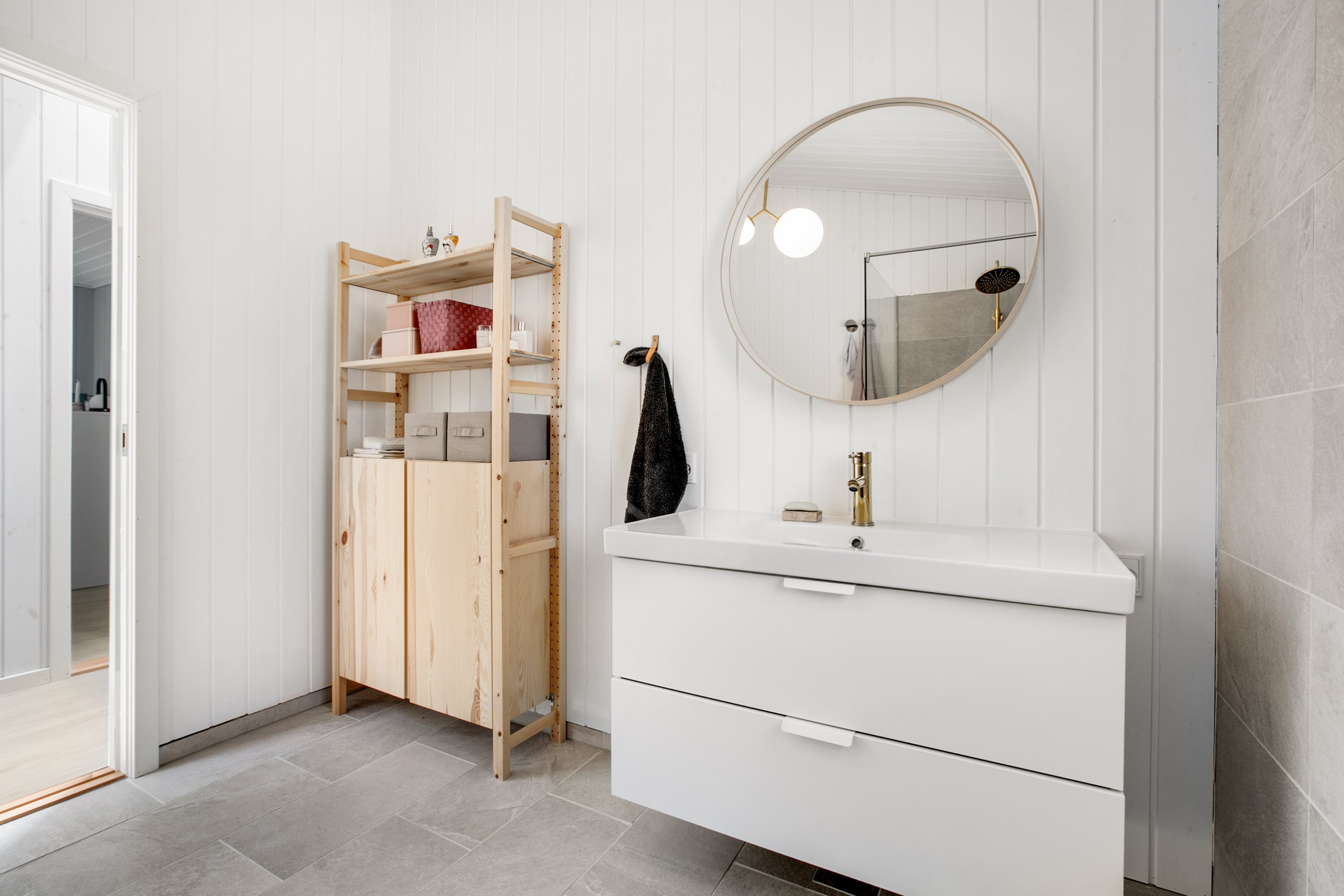 Fremhævet badeværelse billede i fuldskærmstilstand. Billede af Skovvej 19, Fjellerup Strand, 8585 Glesborg