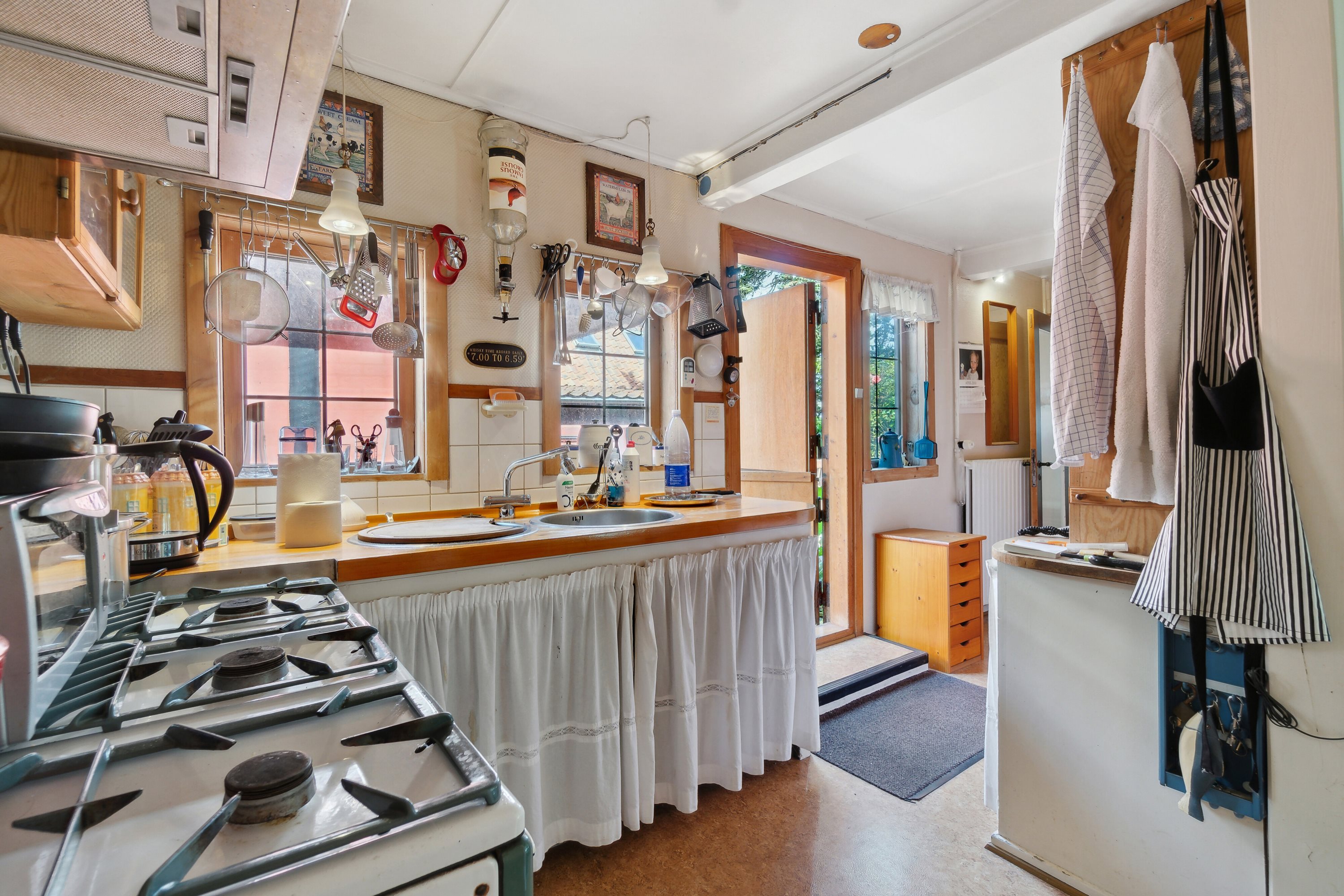 Fremhævet køkken billede i fuldskærmstilstand. Billede af Brøddegade 39, 3760 Gudhjem