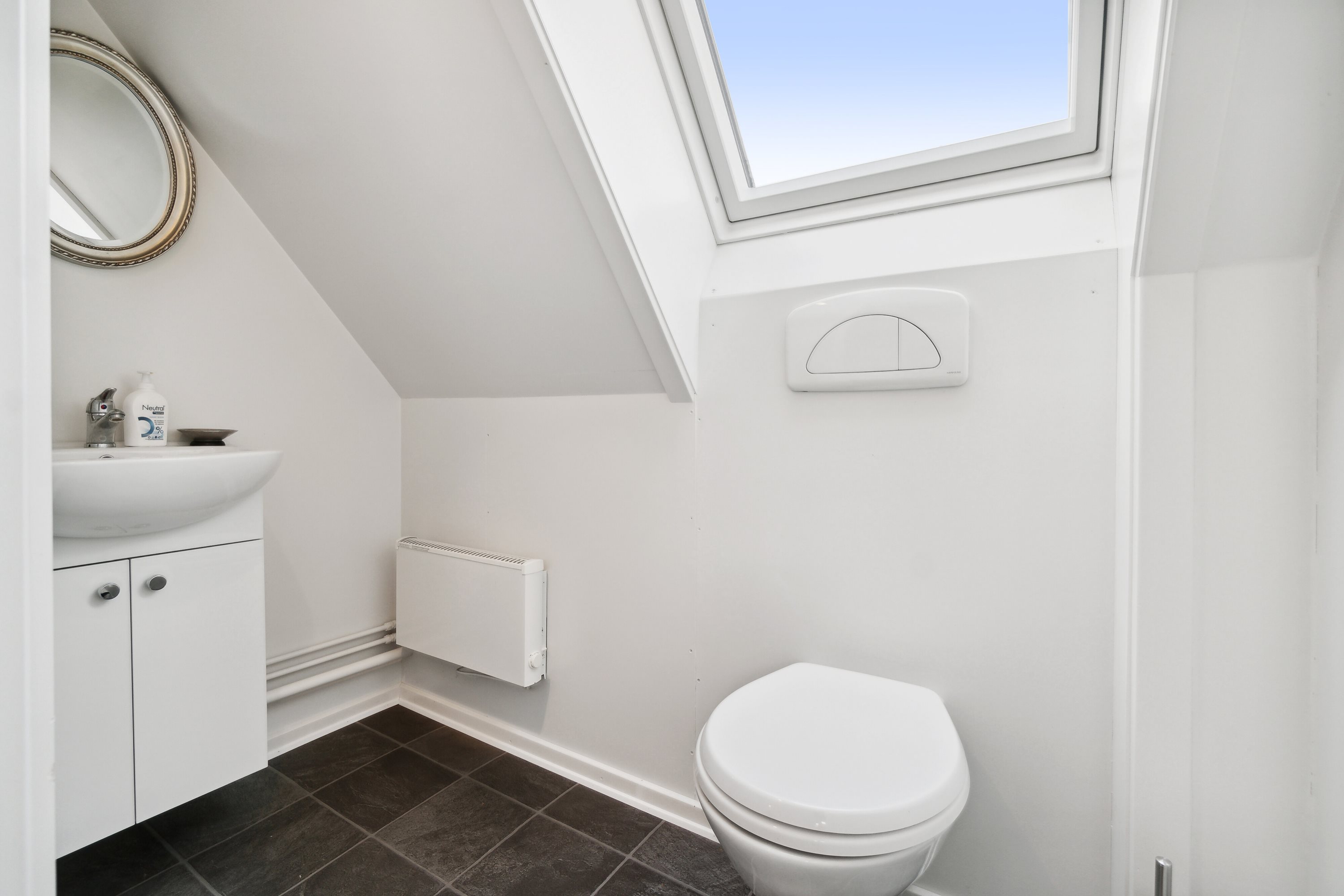 Fremhævet toilet billede i fuldskærmstilstand. Billede af Brøddegade 39, 3760 Gudhjem