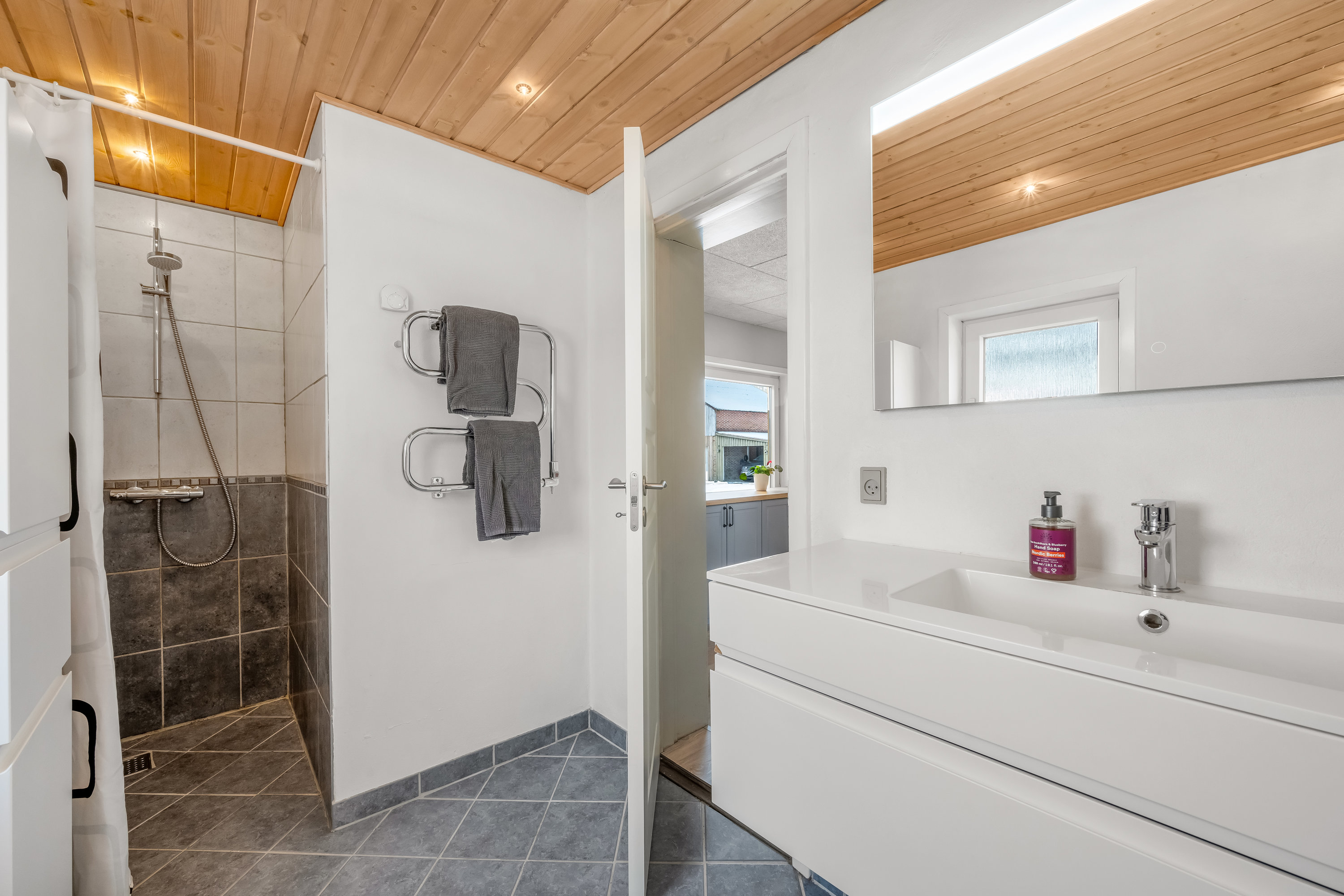 Fremhævet badeværelse billede i fuldskærmstilstand. Billede af Gåsdalvej 9, Troldhede, 6920 Videbæk