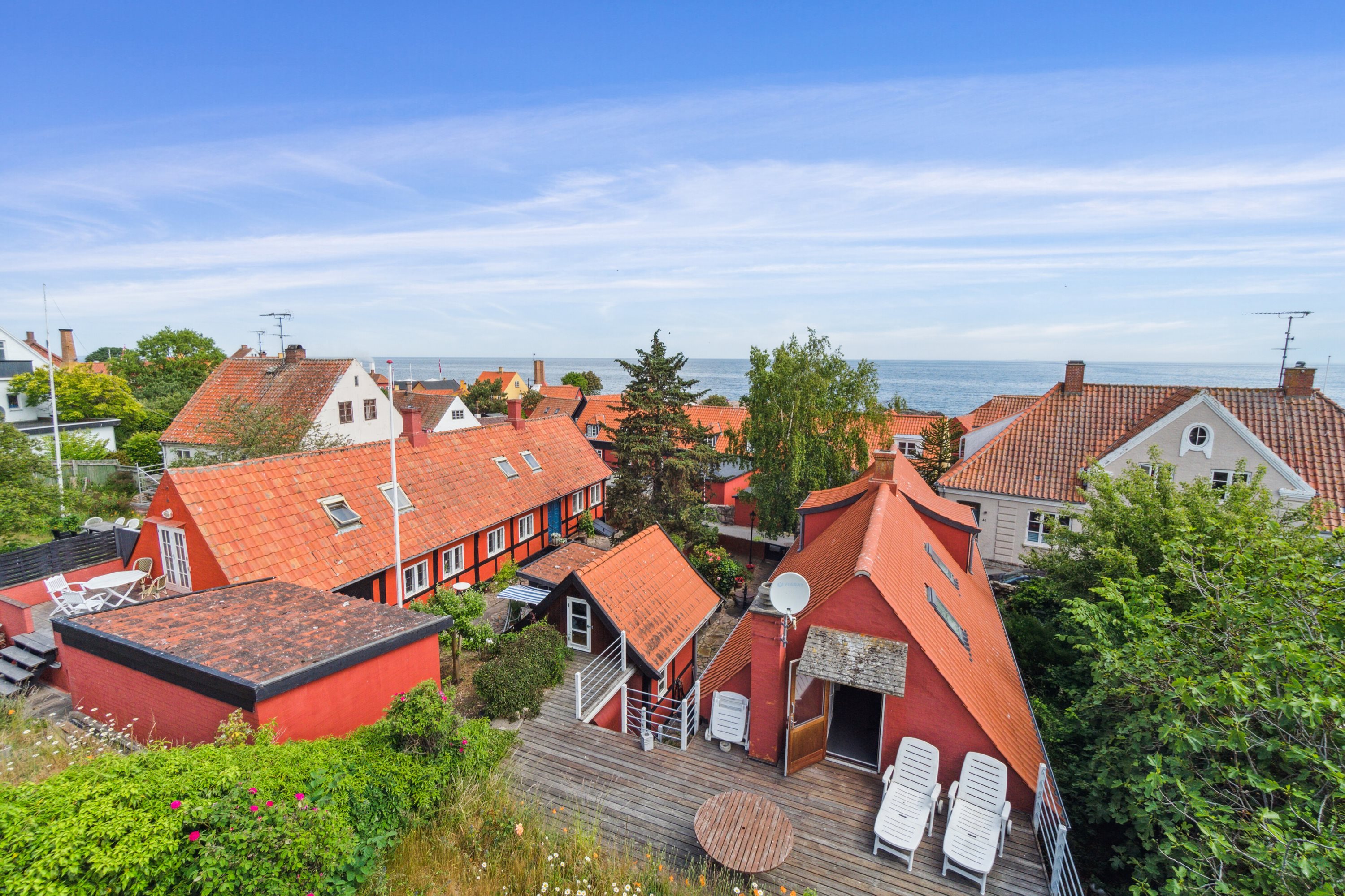 Miniaturebillede 2: set fra vejen. Billede af Brøddegade 39, 3760 Gudhjem