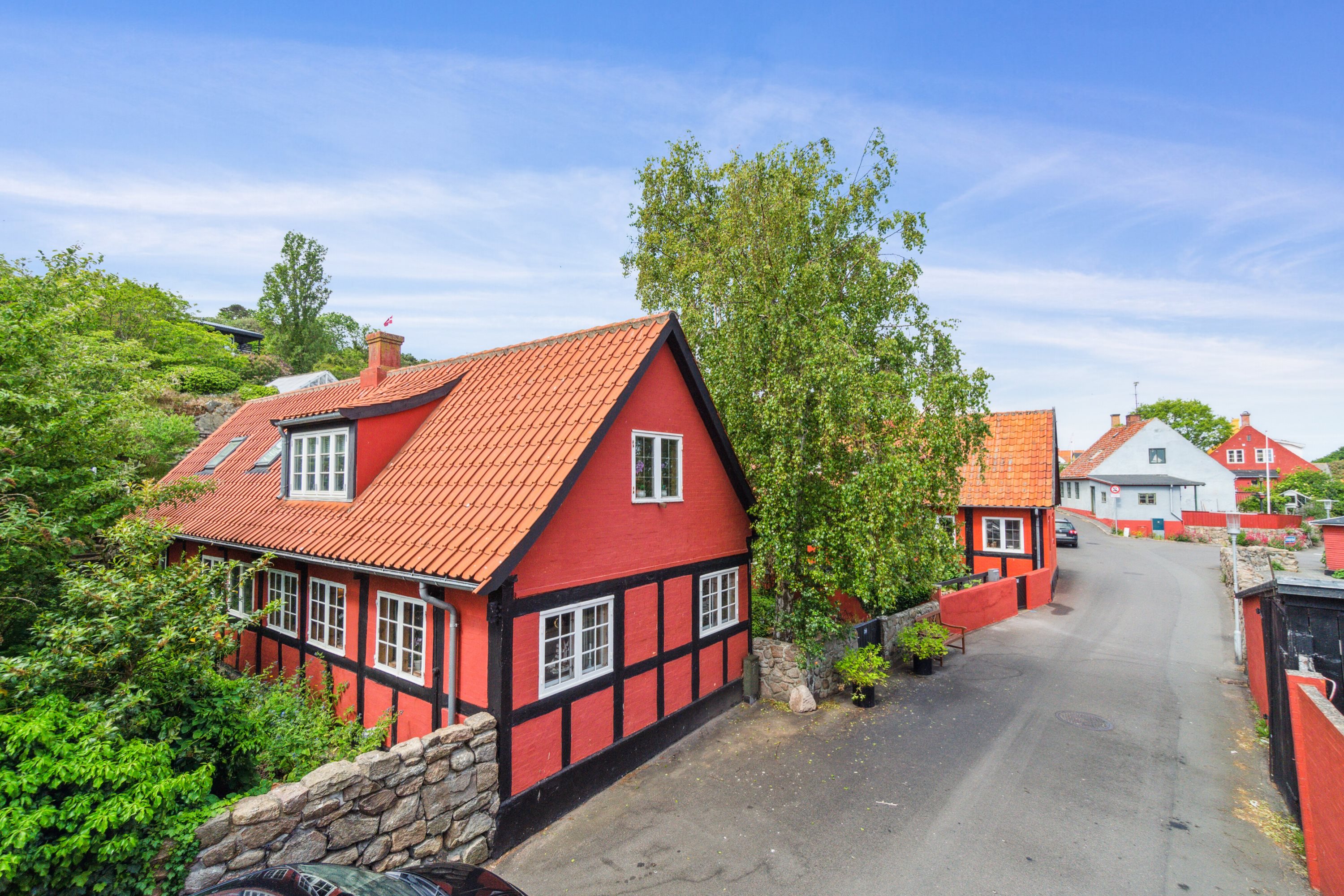 Miniaturebillede 1: set fra vejen. Billede af Brøddegade 39, 3760 Gudhjem