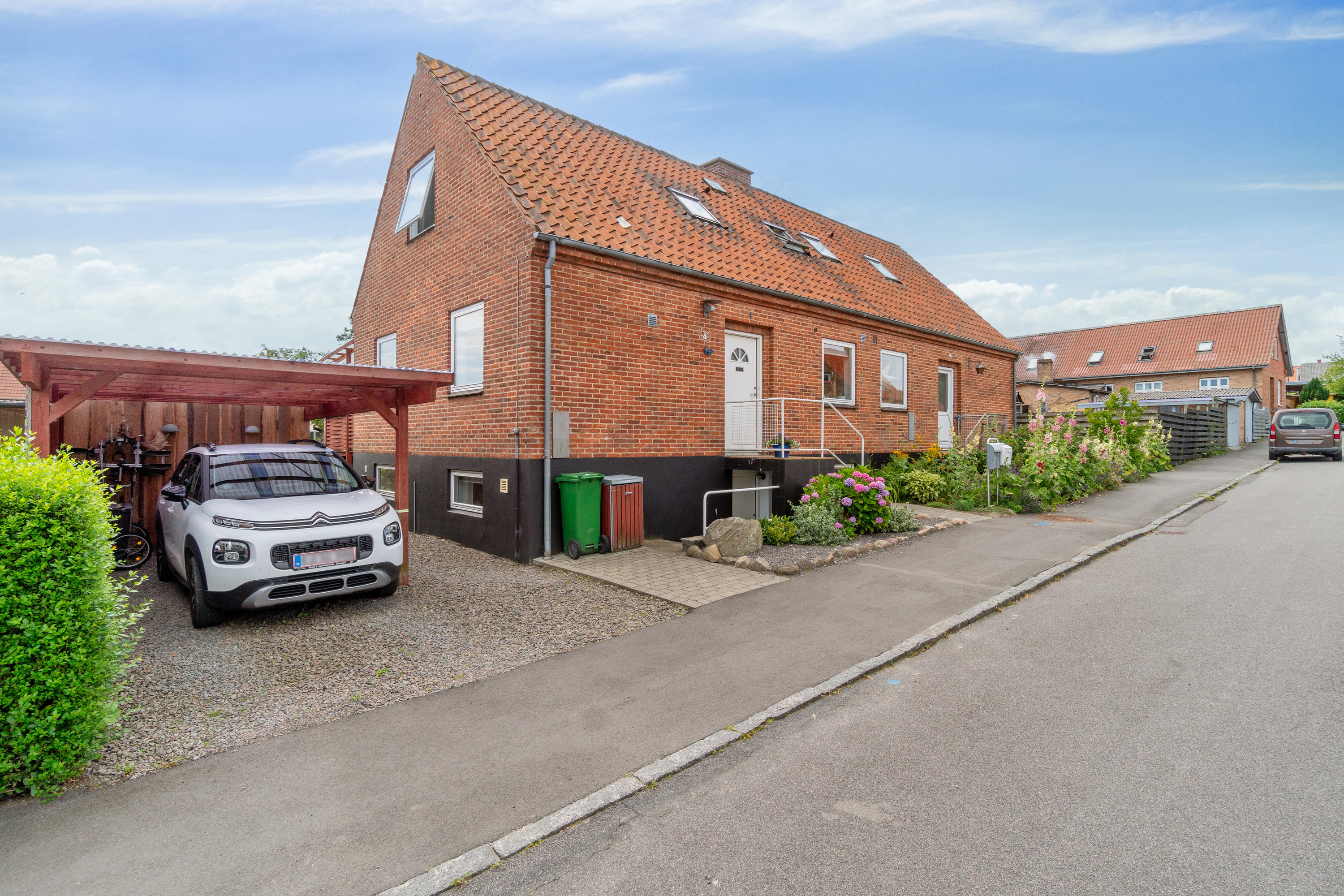 Fremhævet set fra vejen billede i fuldskærmstilstand. Billede af Stakhaven 4, Aakirkeby, 3720 Aakirkeby