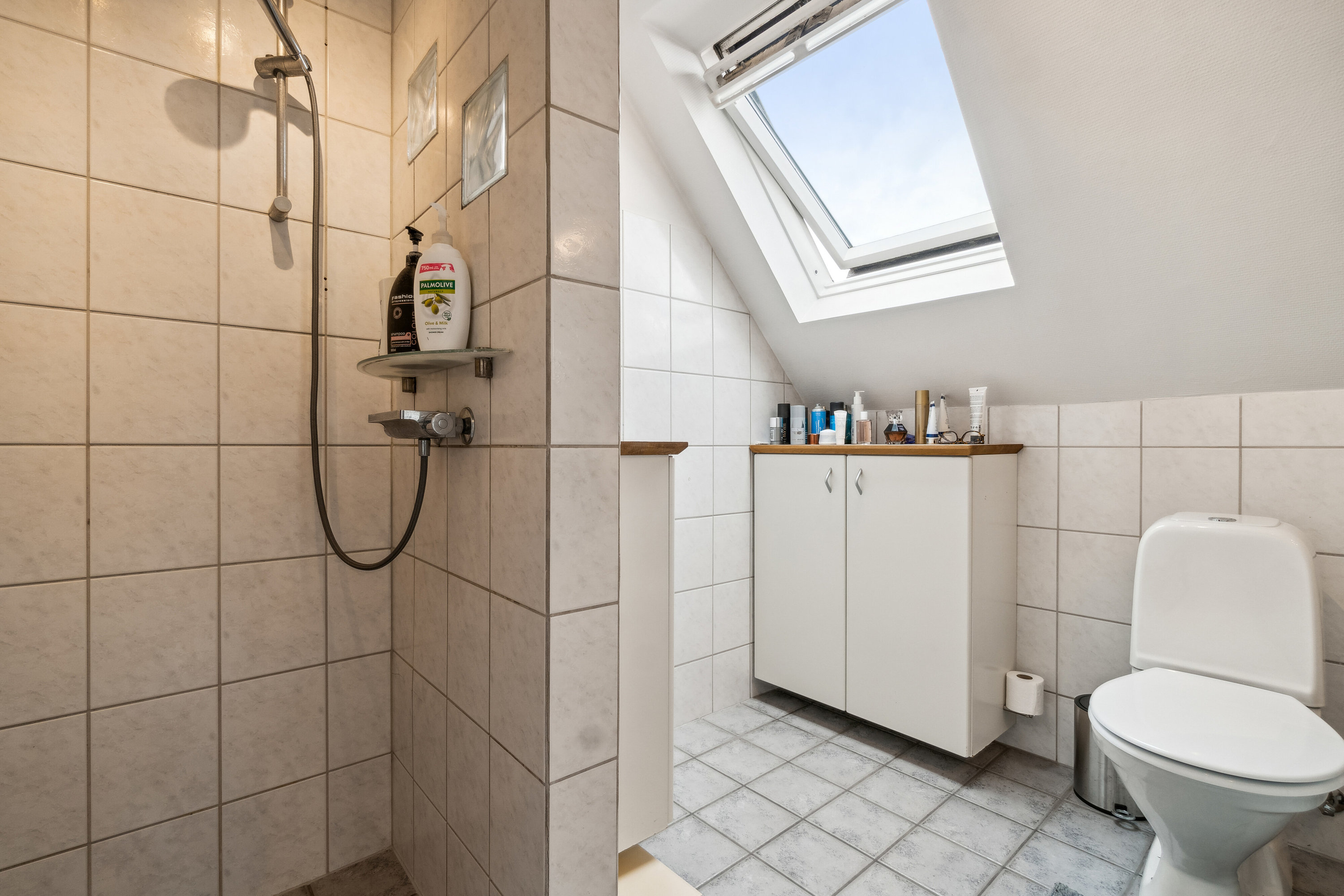 Fremhævet badeværelse billede i fuldskærmstilstand. Billede af Stakhaven 4, Aakirkeby, 3720 Aakirkeby