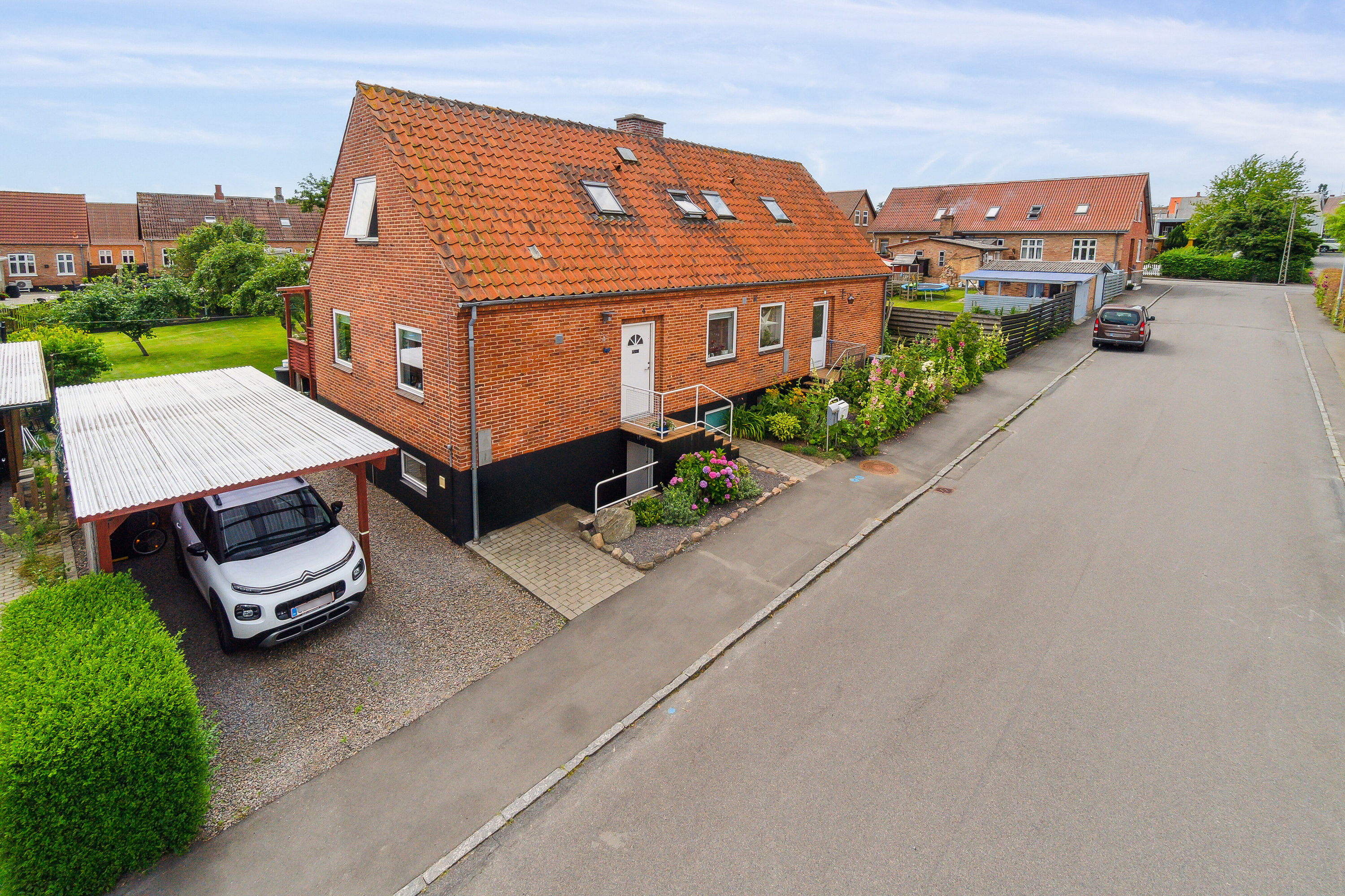 Fremhævet set fra vejen billede i fuldskærmstilstand. Billede af Stakhaven 4, Aakirkeby, 3720 Aakirkeby