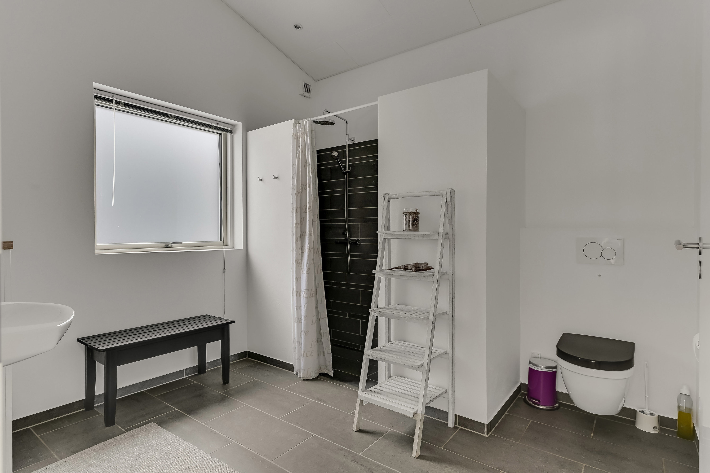 Fremhævet badeværelse billede i fuldskærmstilstand. Billede af Horns Bjerge 15, 6857 Blåvand