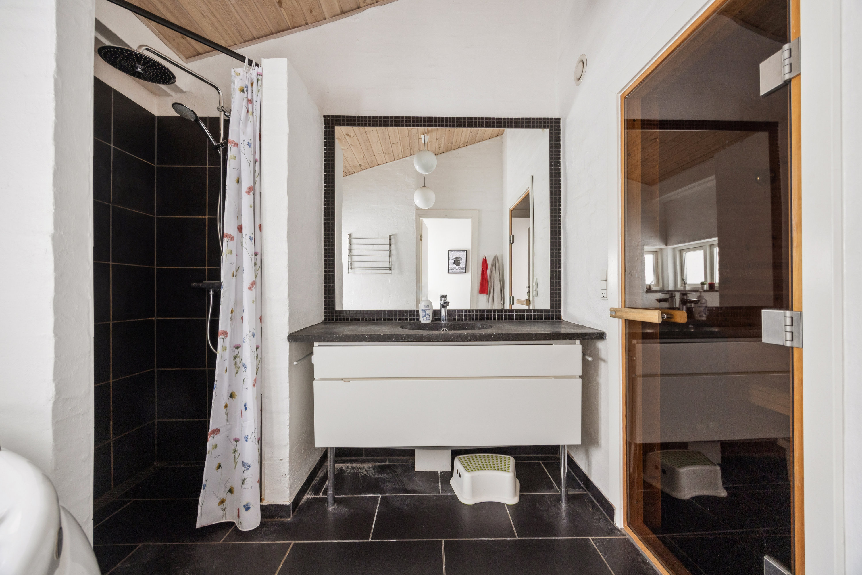 Fremhævet badeværelse billede i fuldskærmstilstand. Billede af Ritavej 5, 9370 Hals