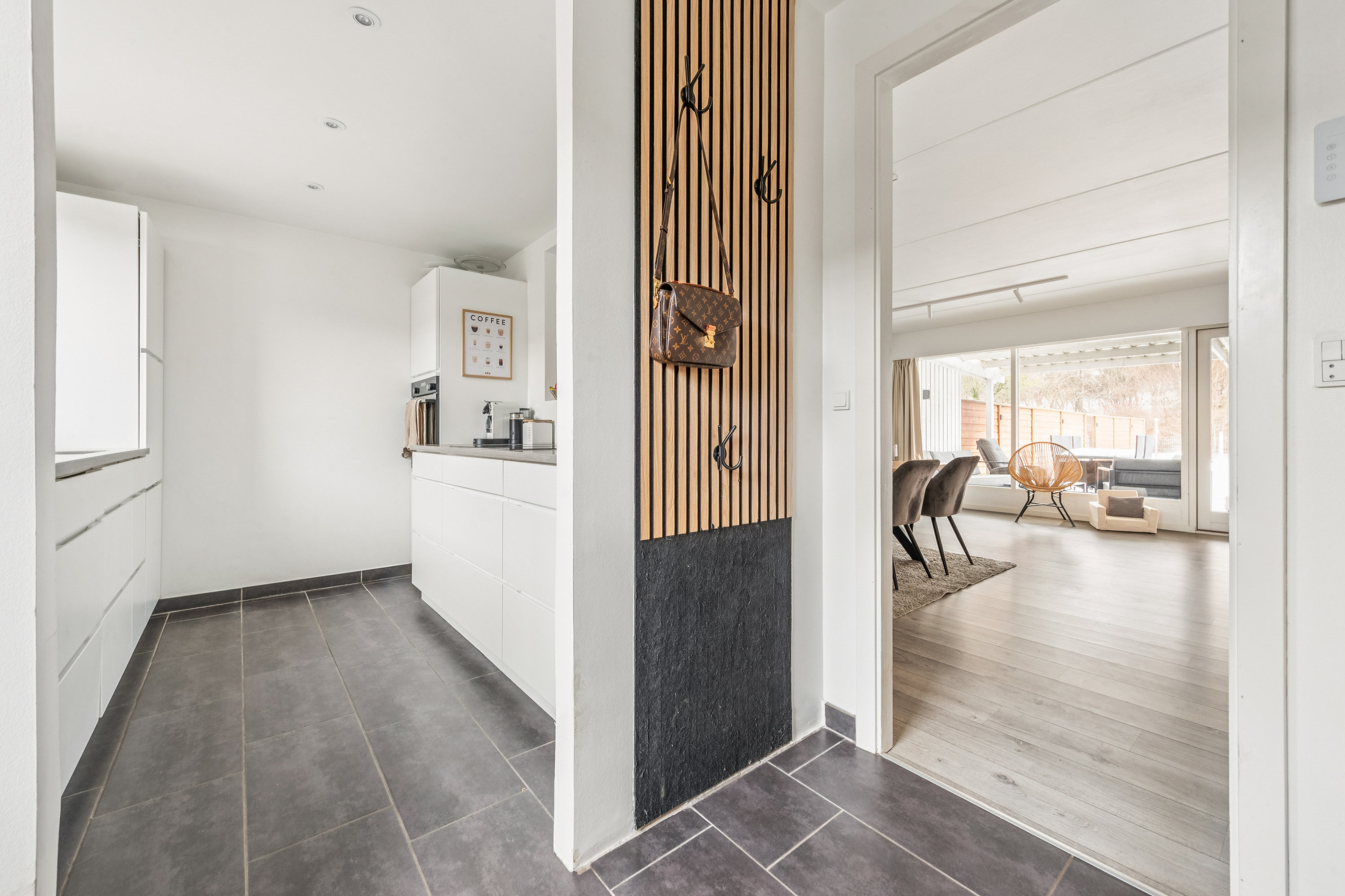 Fremhævet gang billede i fuldskærmstilstand. Billede af Blåhegnet 50, 2670 Greve