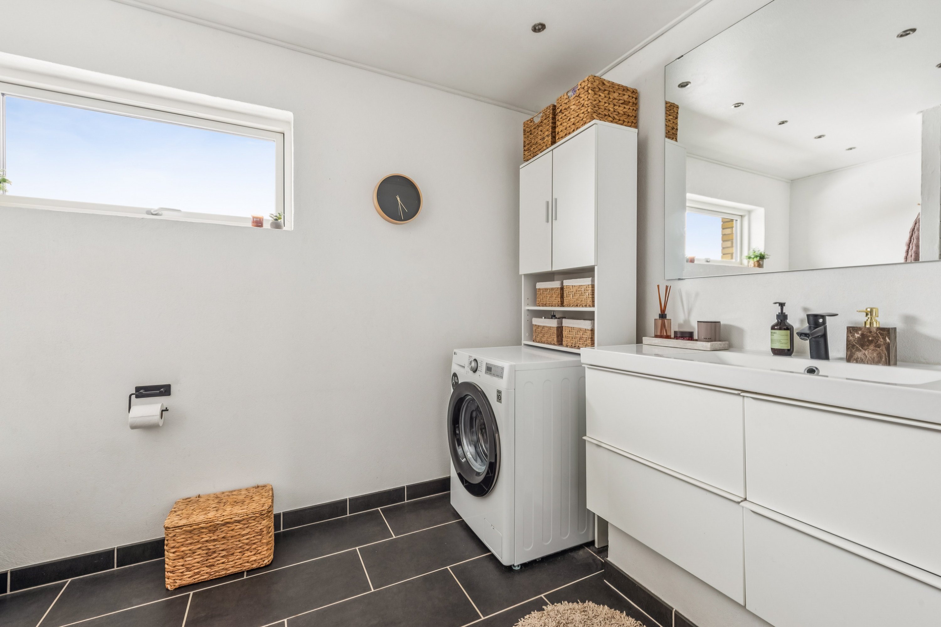 Fremhævet badeværelse billede i fuldskærmstilstand. Billede af Blåhegnet 50, 2670 Greve