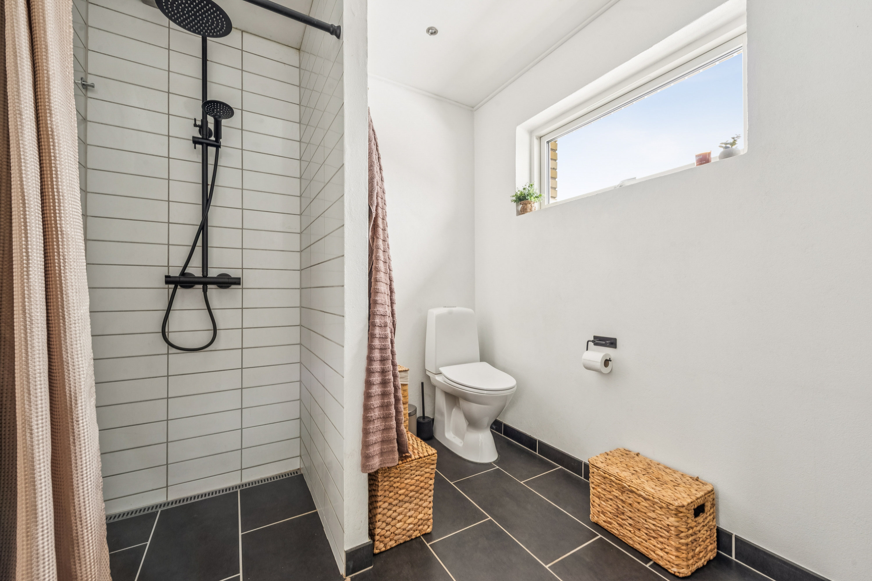 Fremhævet badeværelse billede i fuldskærmstilstand. Billede af Blåhegnet 50, 2670 Greve