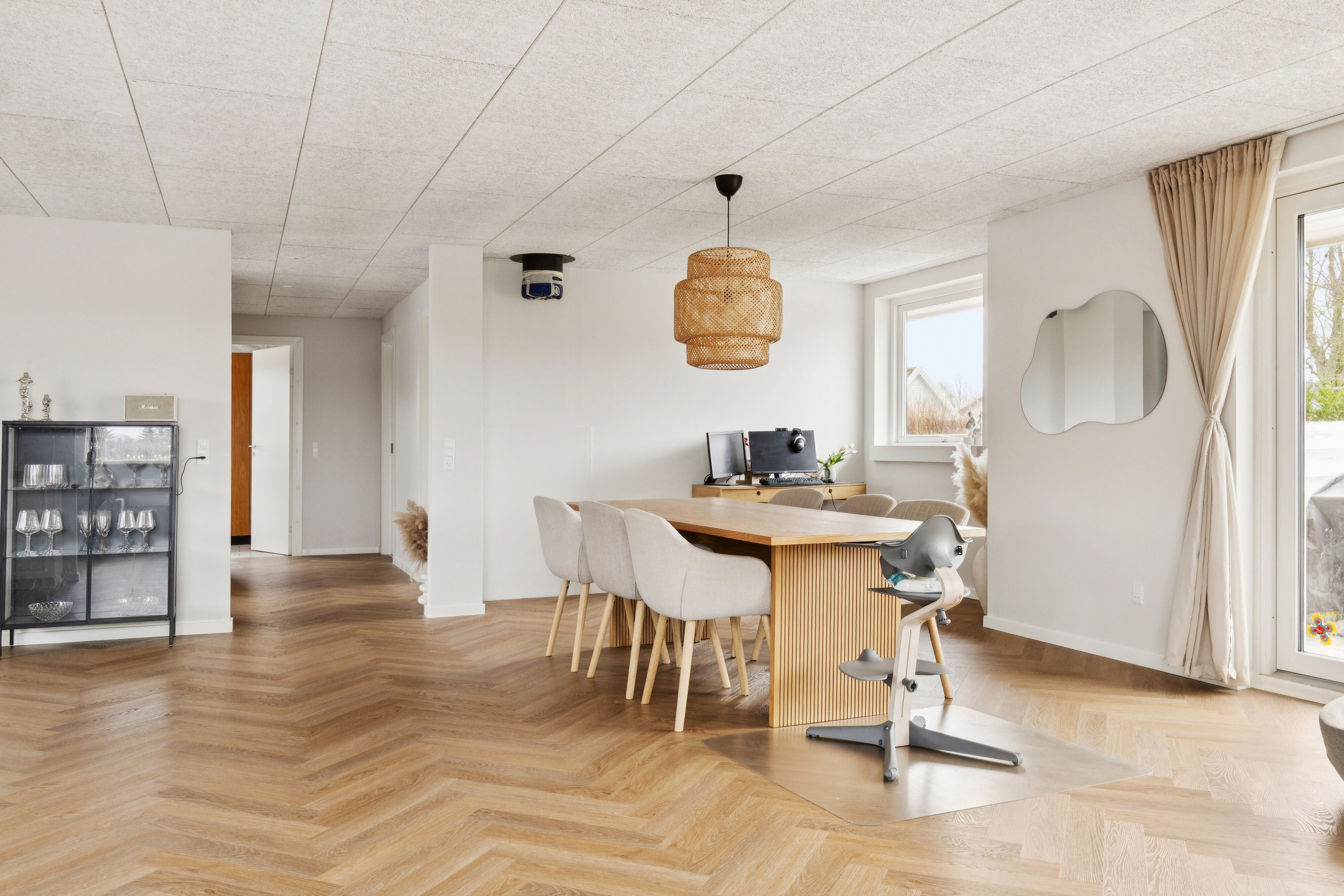 Fremhævet spisestue billede i fuldskærmstilstand. Billede af Vejsager 19, 4241 Vemmelev