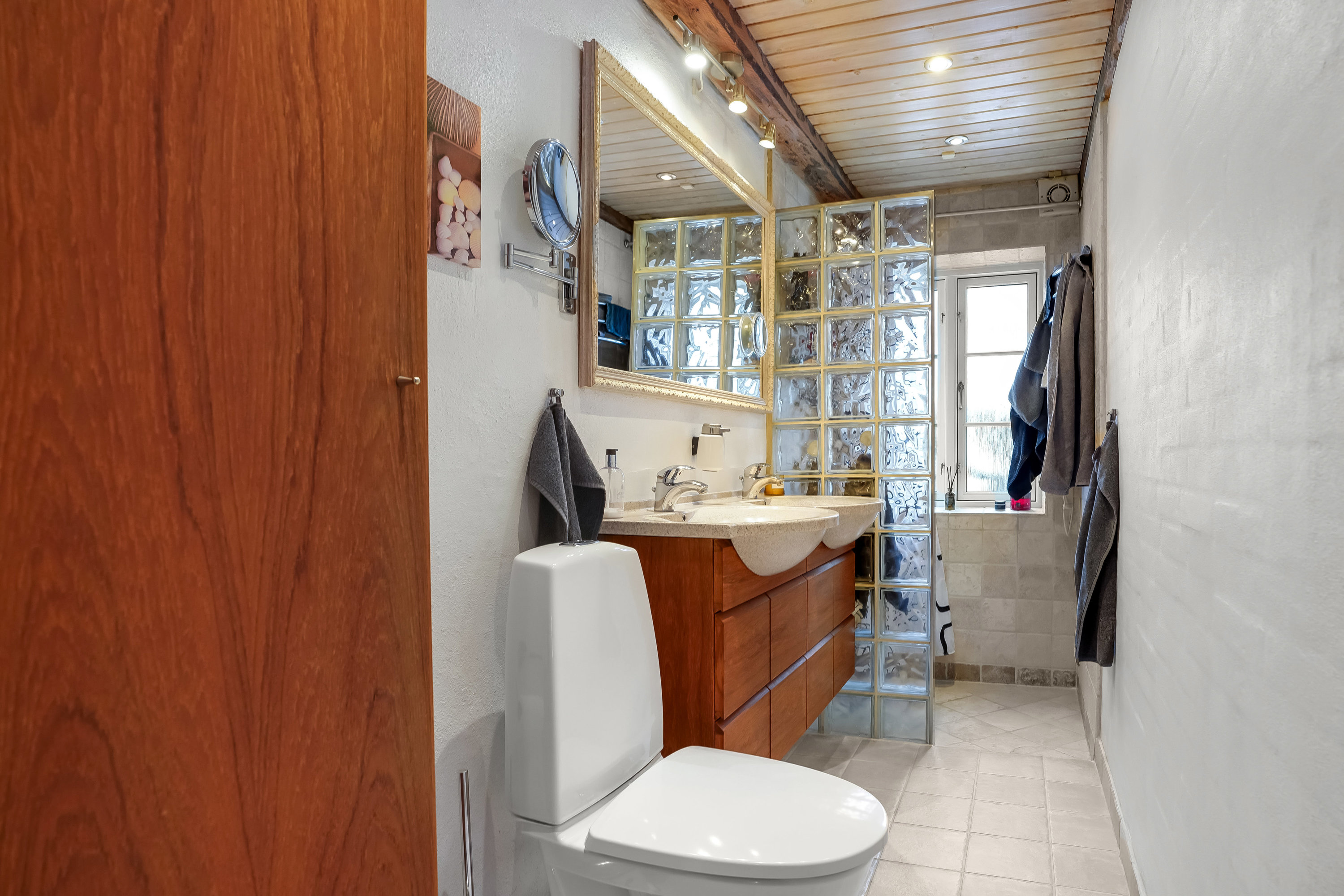 Fremhævet badeværelse billede i fuldskærmstilstand. Billede af Ramsherred 20, 5000 Odense C