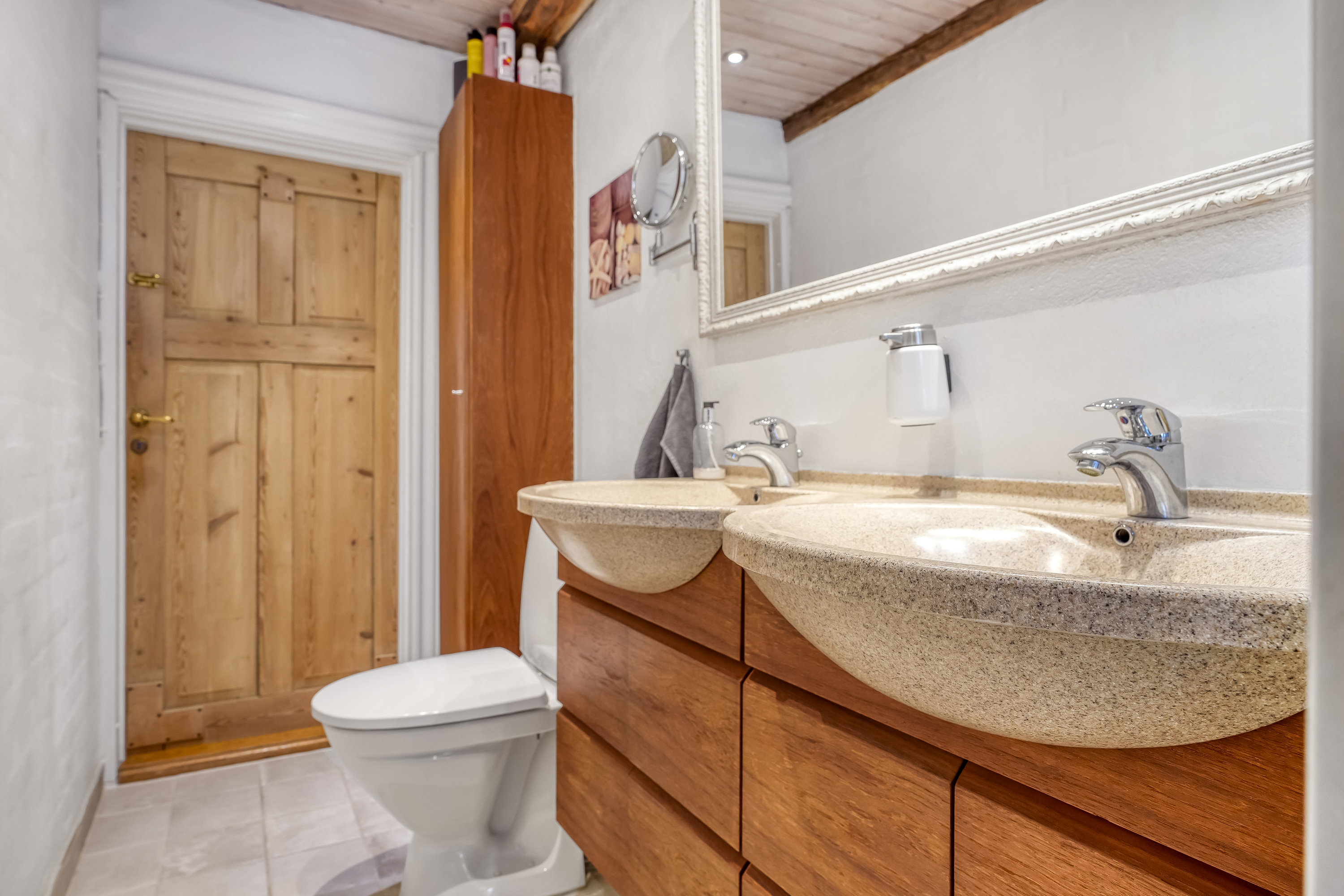 Fremhævet toilet billede i fuldskærmstilstand. Billede af Ramsherred 20, 5000 Odense C