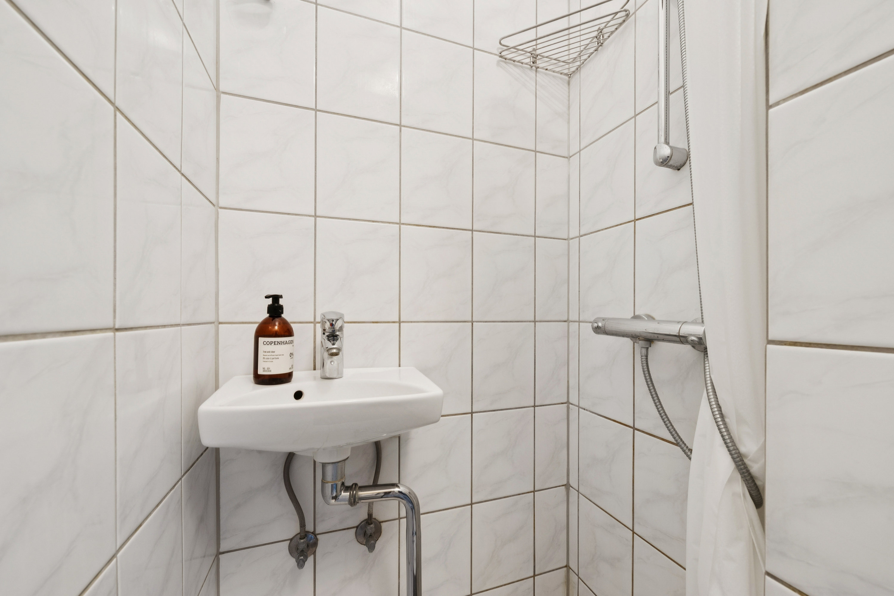 Fremhævet badeværelse billede i fuldskærmstilstand. Billede af Rolfsvej 16, 3. th., 2000 Frederiksberg