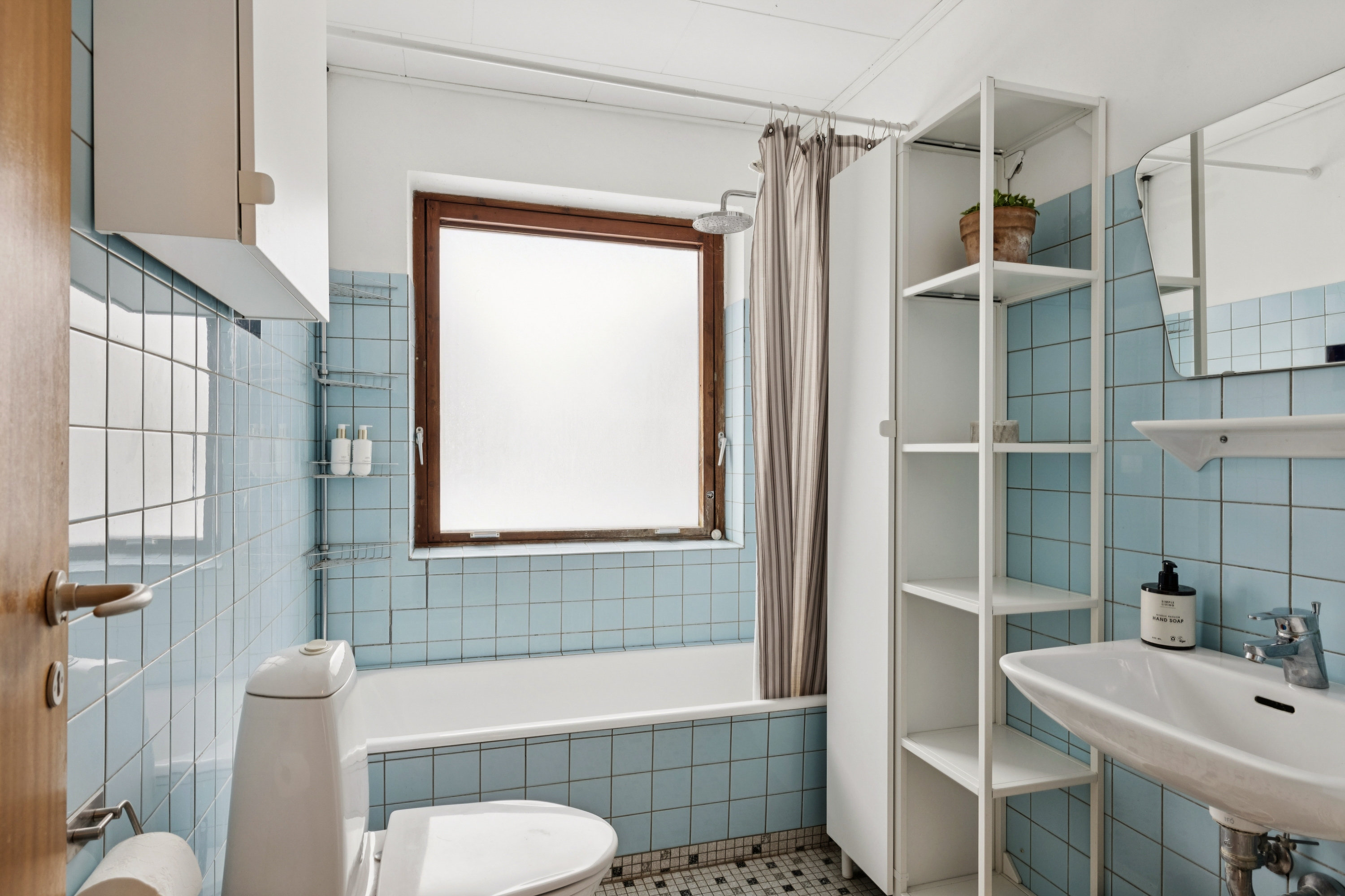 Fremhævet badeværelse billede i fuldskærmstilstand. Billede af Moesbakken 4, 8410 Rønde