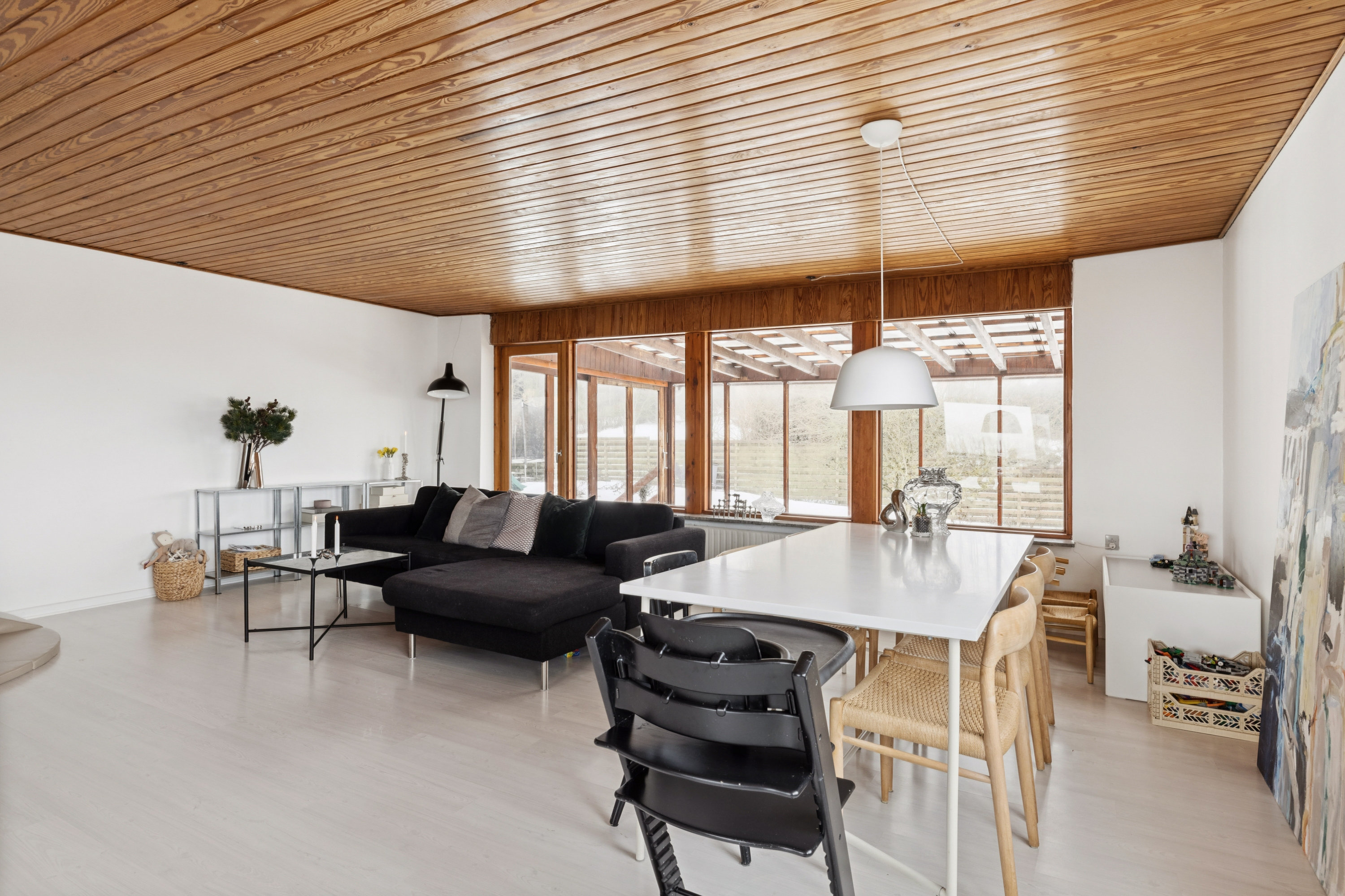 Fremhævet stue billede i fuldskærmstilstand. Billede af Moesbakken 4, 8410 Rønde