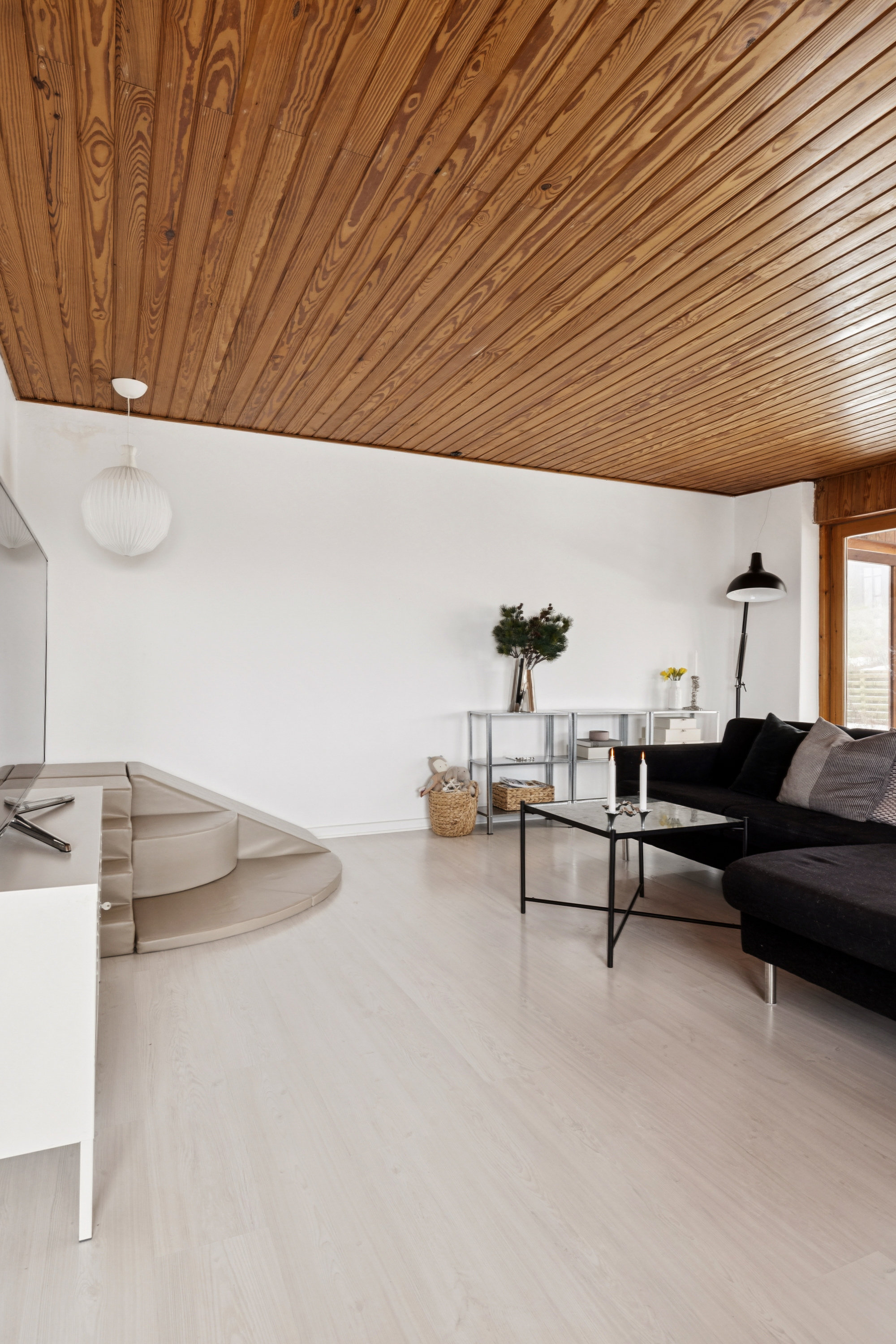 Fremhævet stue billede i fuldskærmstilstand. Billede af Moesbakken 4, 8410 Rønde