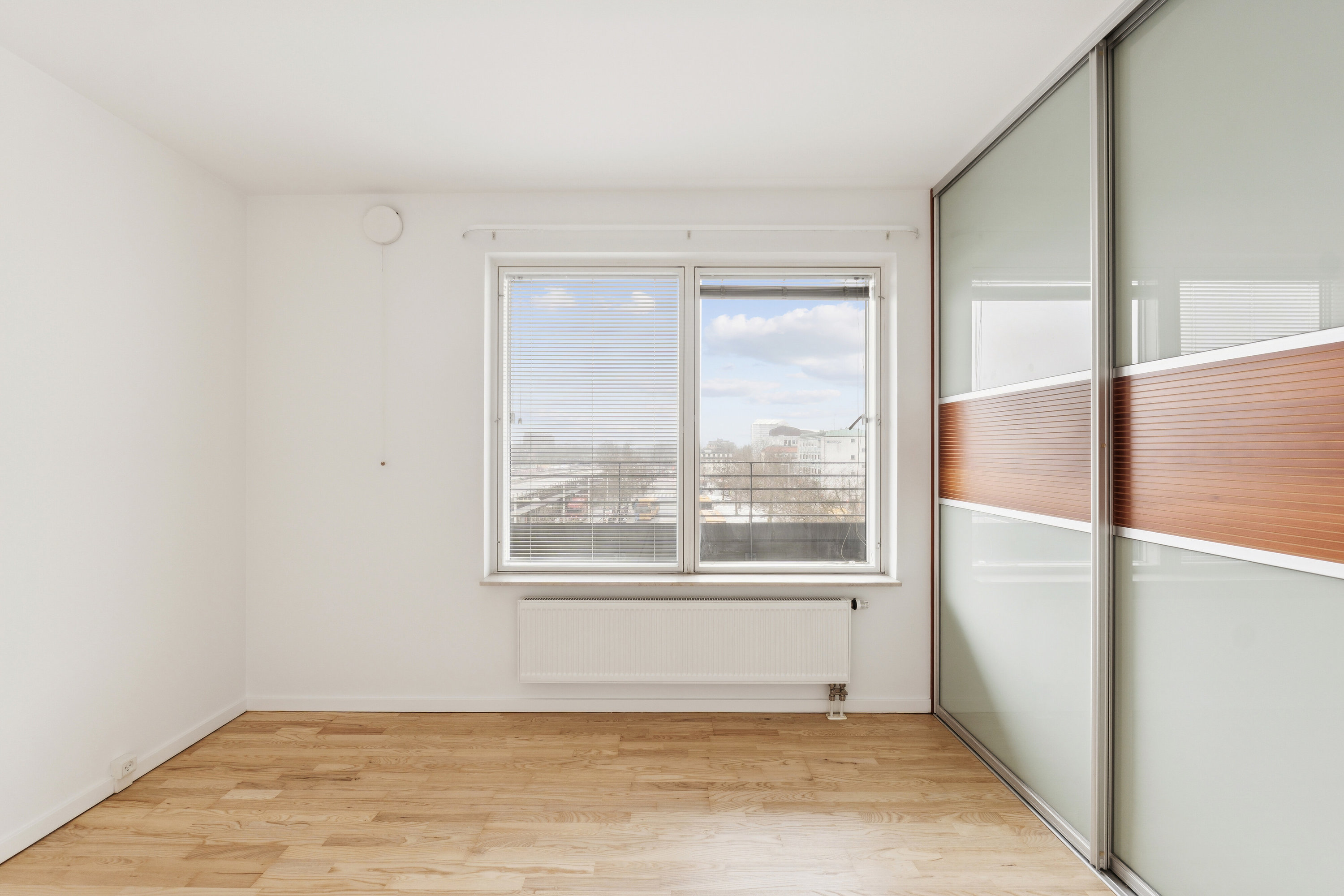 Fremhævet soveværelse billede i fuldskærmstilstand. Billede af Jernbanepladsen 1, 2. g., 2800 Kongens Lyngby