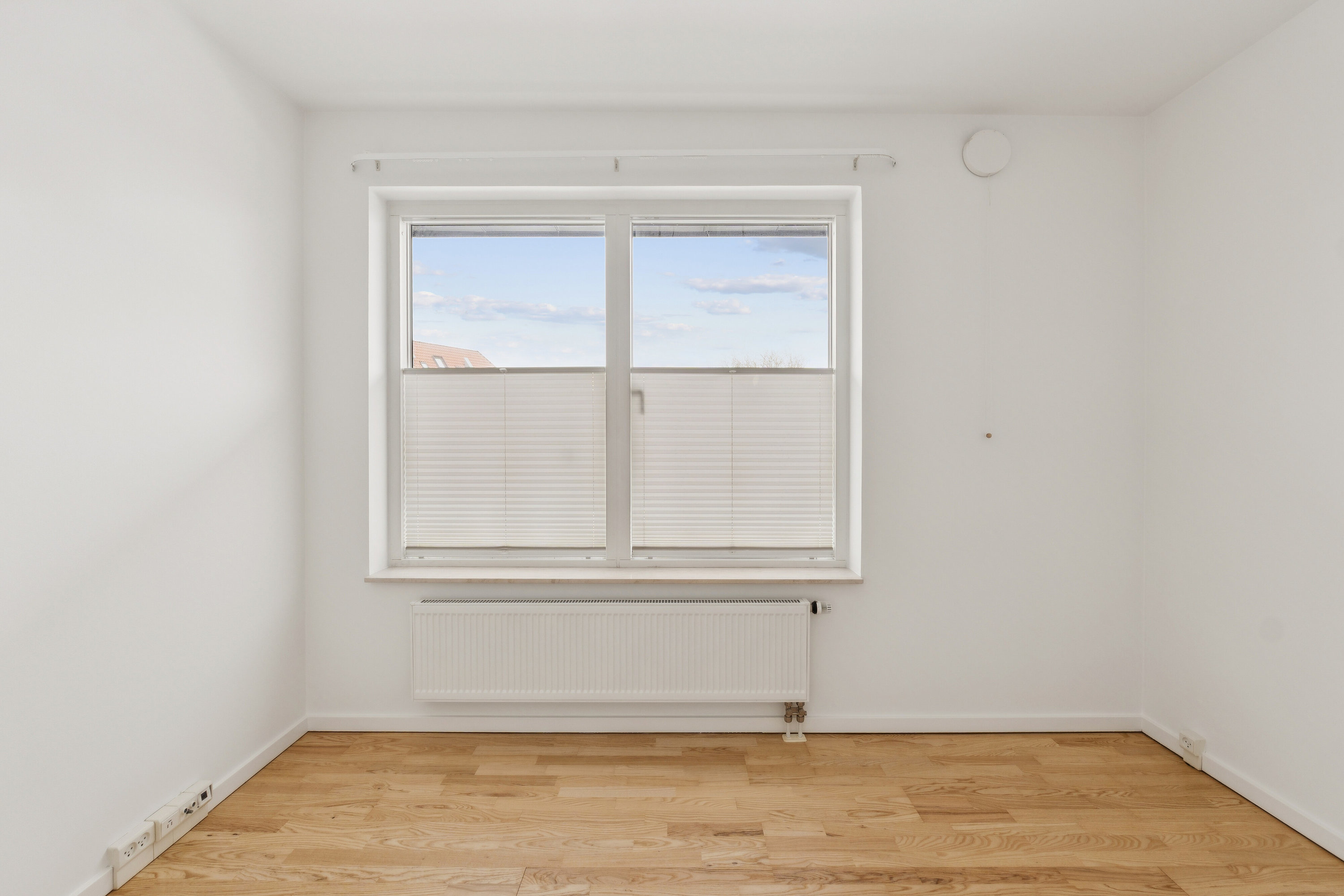 Fremhævet soveværelse billede i fuldskærmstilstand. Billede af Jernbanepladsen 1, 2. g., 2800 Kongens Lyngby