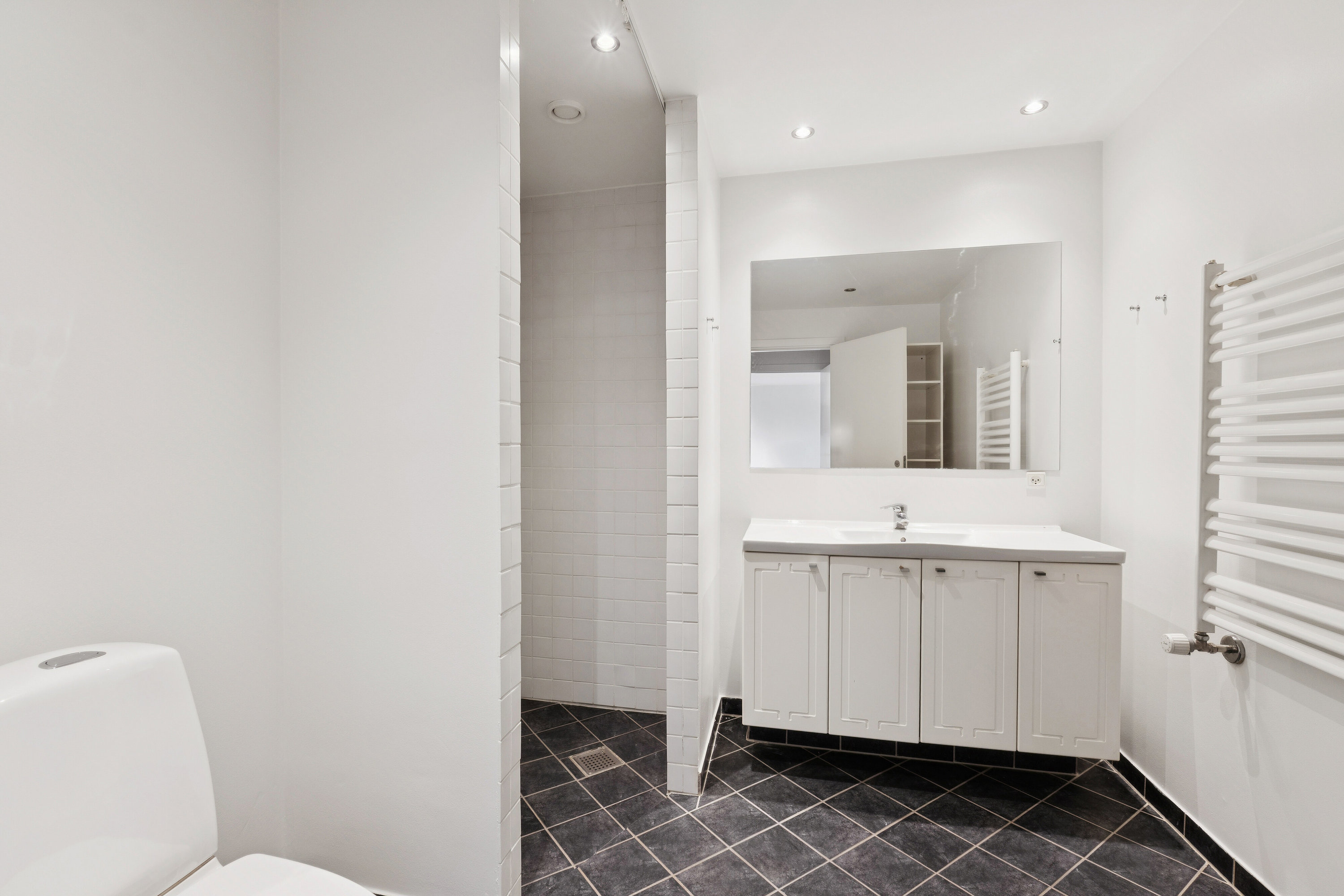 Fremhævet badeværelse billede i fuldskærmstilstand. Billede af Jernbanepladsen 1, 2. g., 2800 Kongens Lyngby