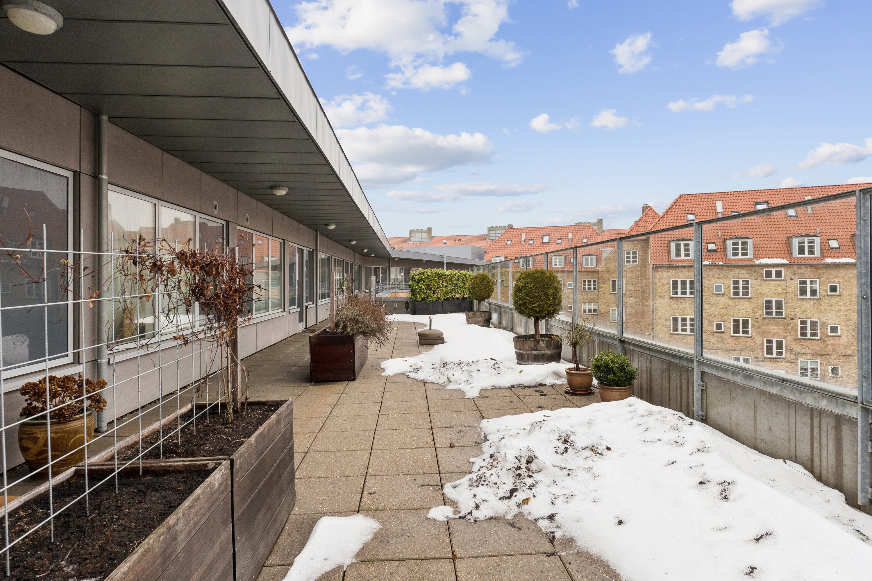 Fremhævet udendørs billede i fuldskærmstilstand. Billede af Jernbanepladsen 1, 2. g., 2800 Kongens Lyngby