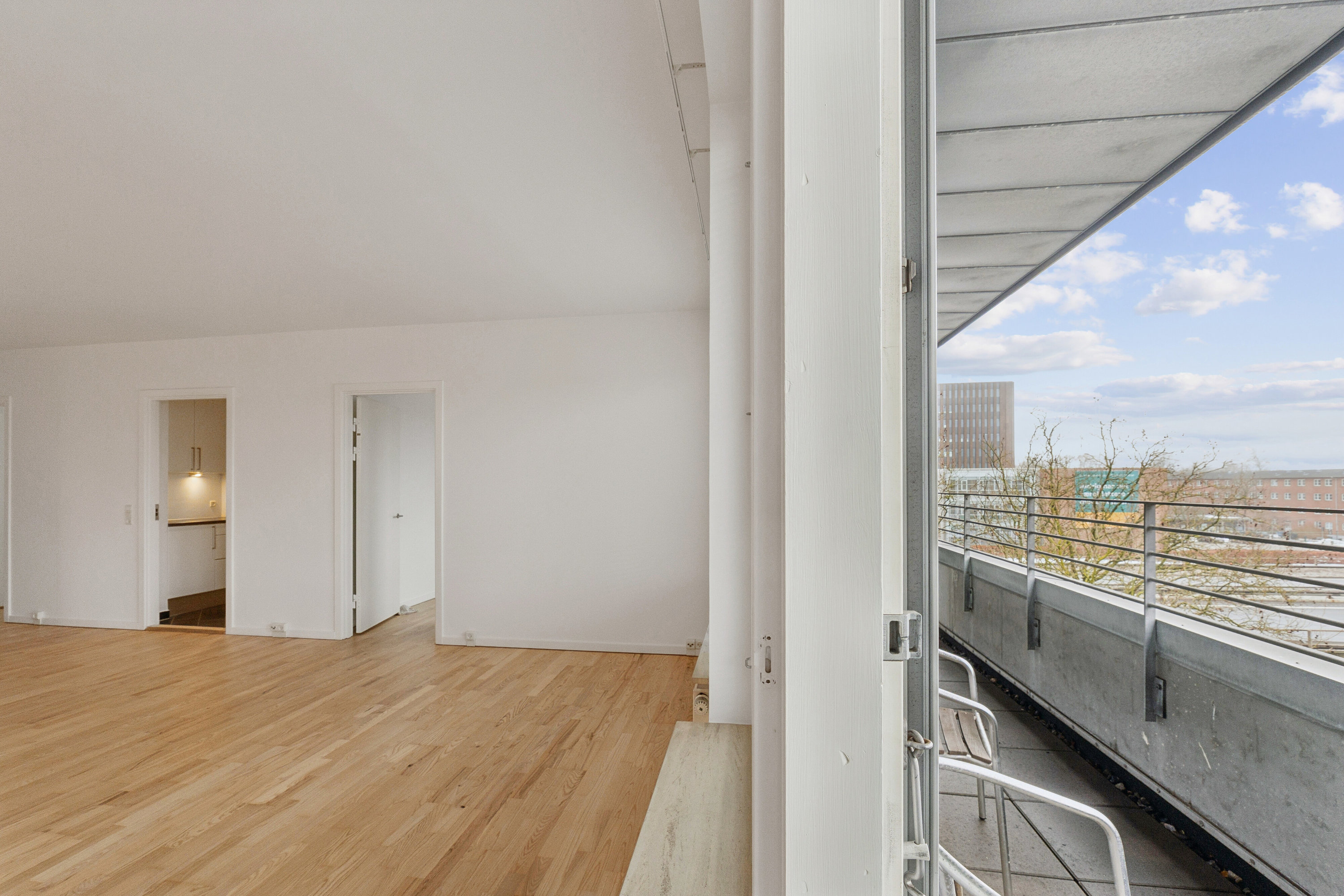 Fremhævet altan billede i fuldskærmstilstand. Billede af Jernbanepladsen 1, 2. g., 2800 Kongens Lyngby