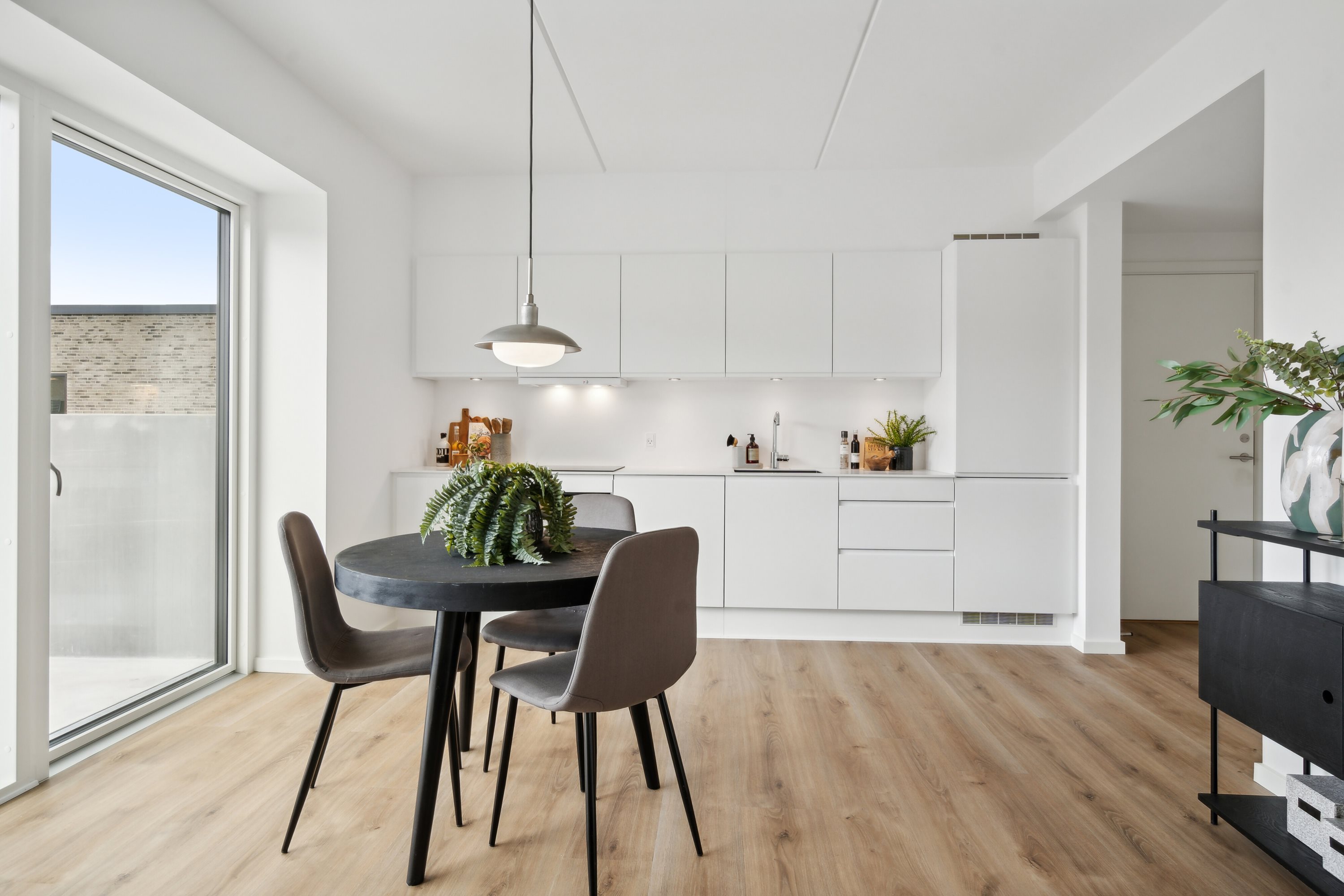 Fremhævet spisestue billede i fuldskærmstilstand. Billede af Asgårdsvej 5, st.. th., Højstrup, 5200 Odense V