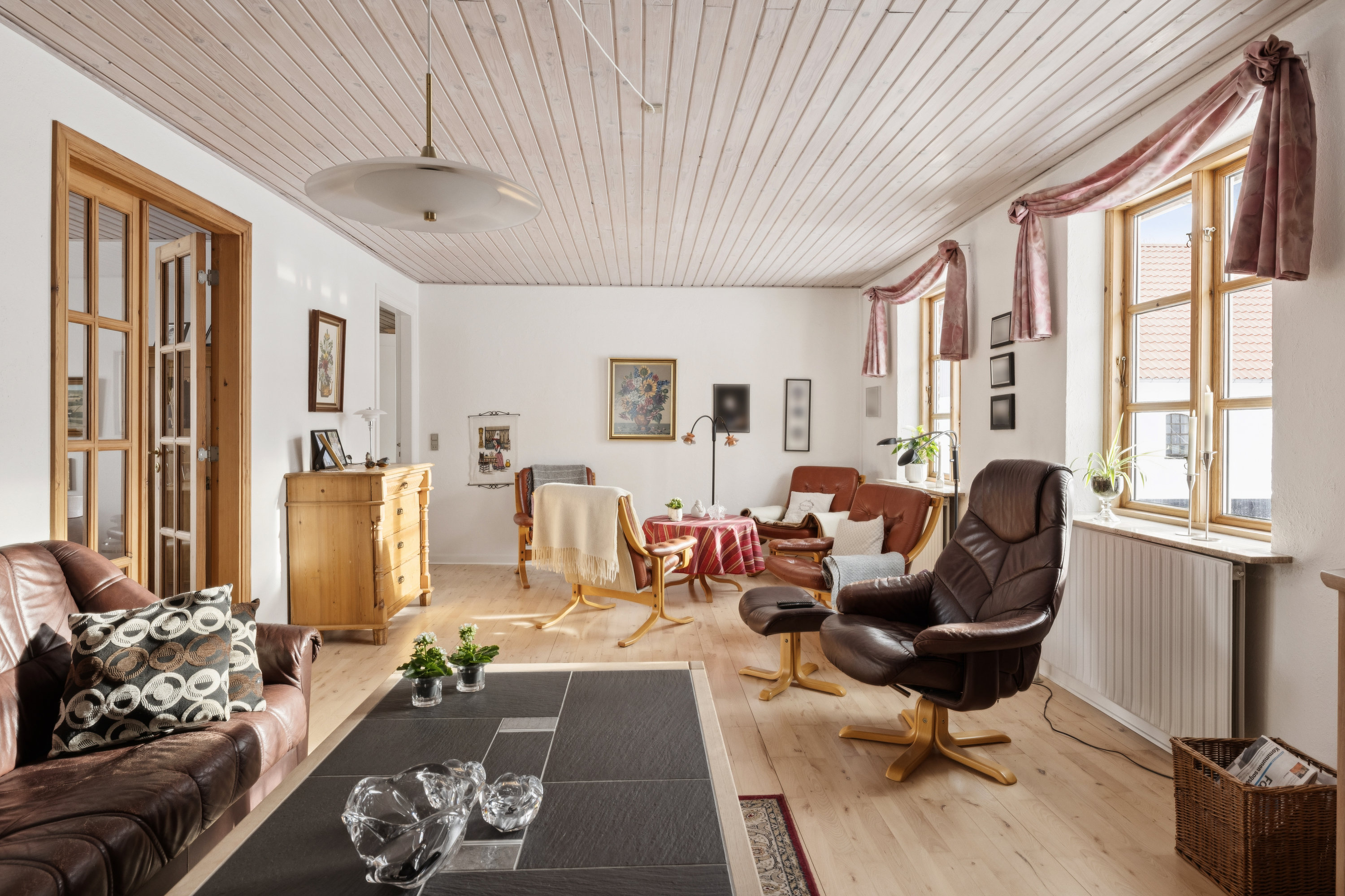 Fremhævet stue billede i fuldskærmstilstand. Billede af Løvskal Landevej 235, Vejrum, 8830 Tjele