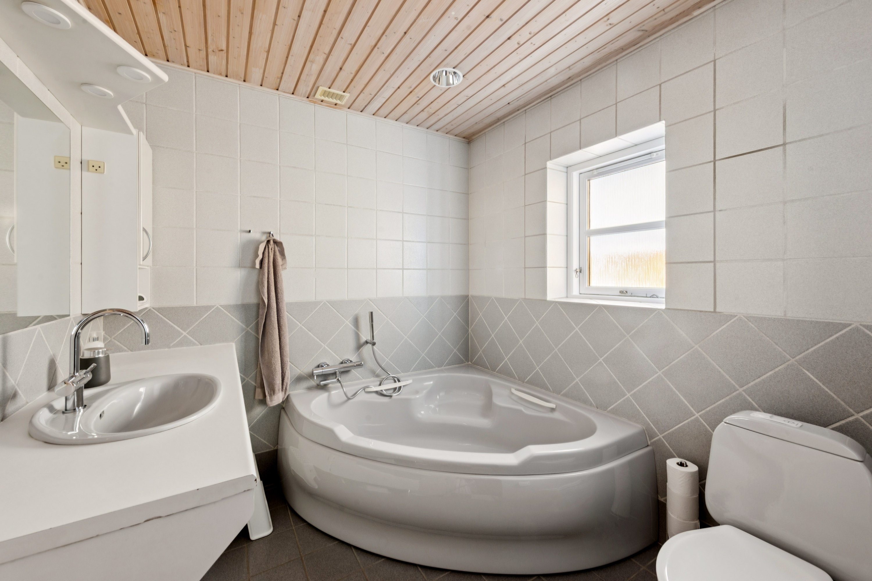 Fremhævet badeværelse billede i fuldskærmstilstand. Billede af Lillevangsparken 21, 2670 Greve