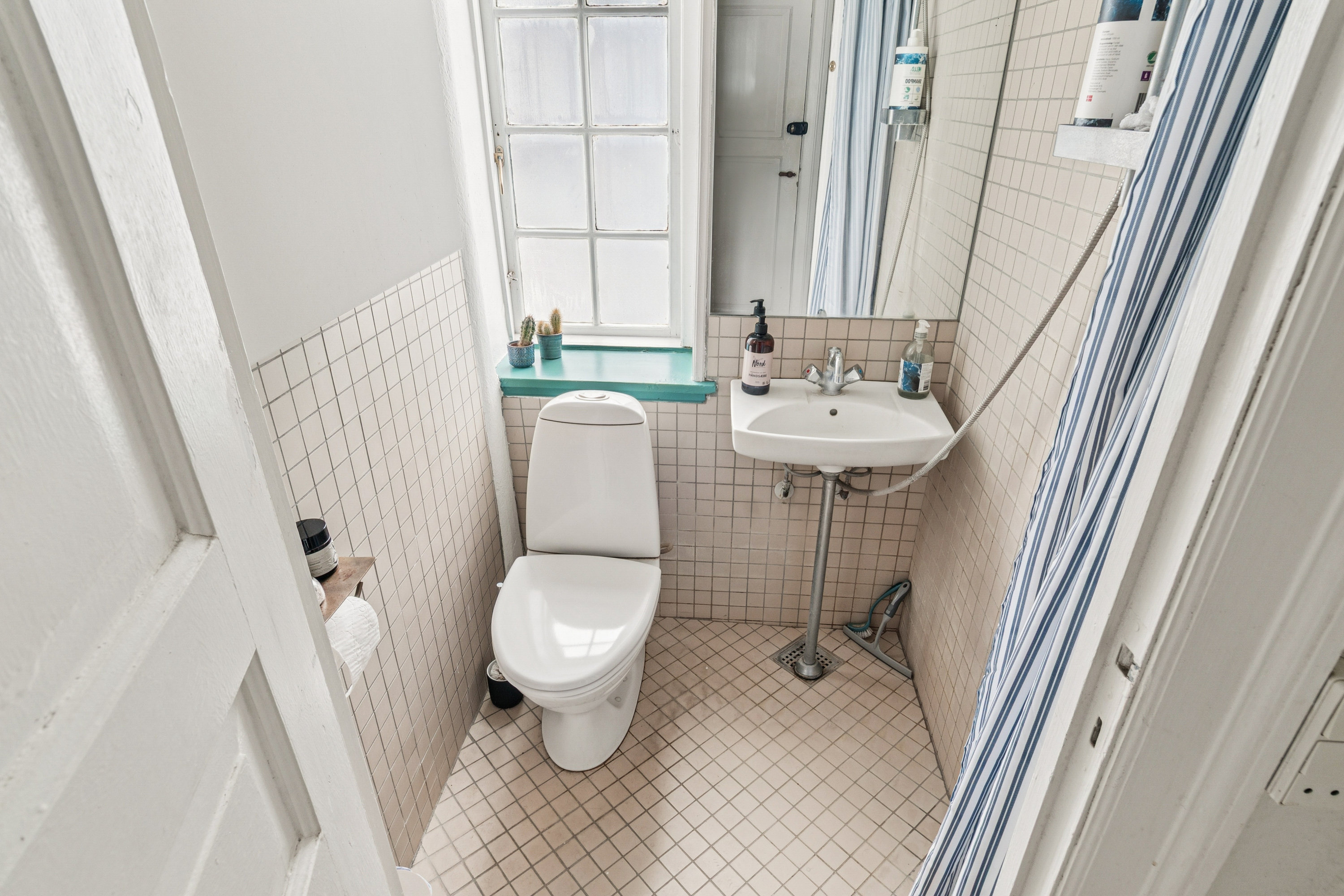 Fremhævet badeværelse billede i fuldskærmstilstand. Billede af Bragesvej 35, st.. th., 3000 Helsingør