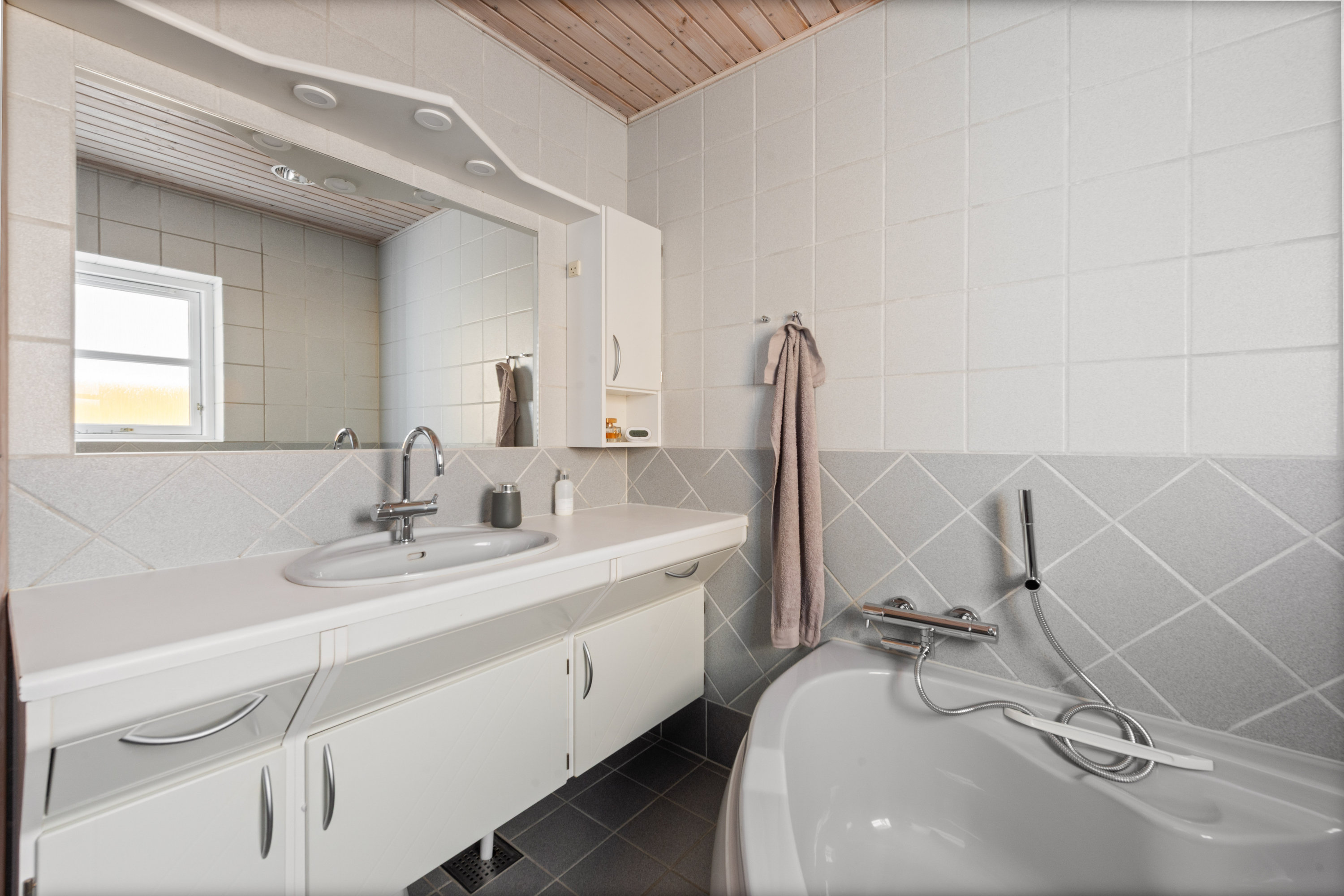 Fremhævet badeværelse billede i fuldskærmstilstand. Billede af Lillevangsparken 21, 2670 Greve