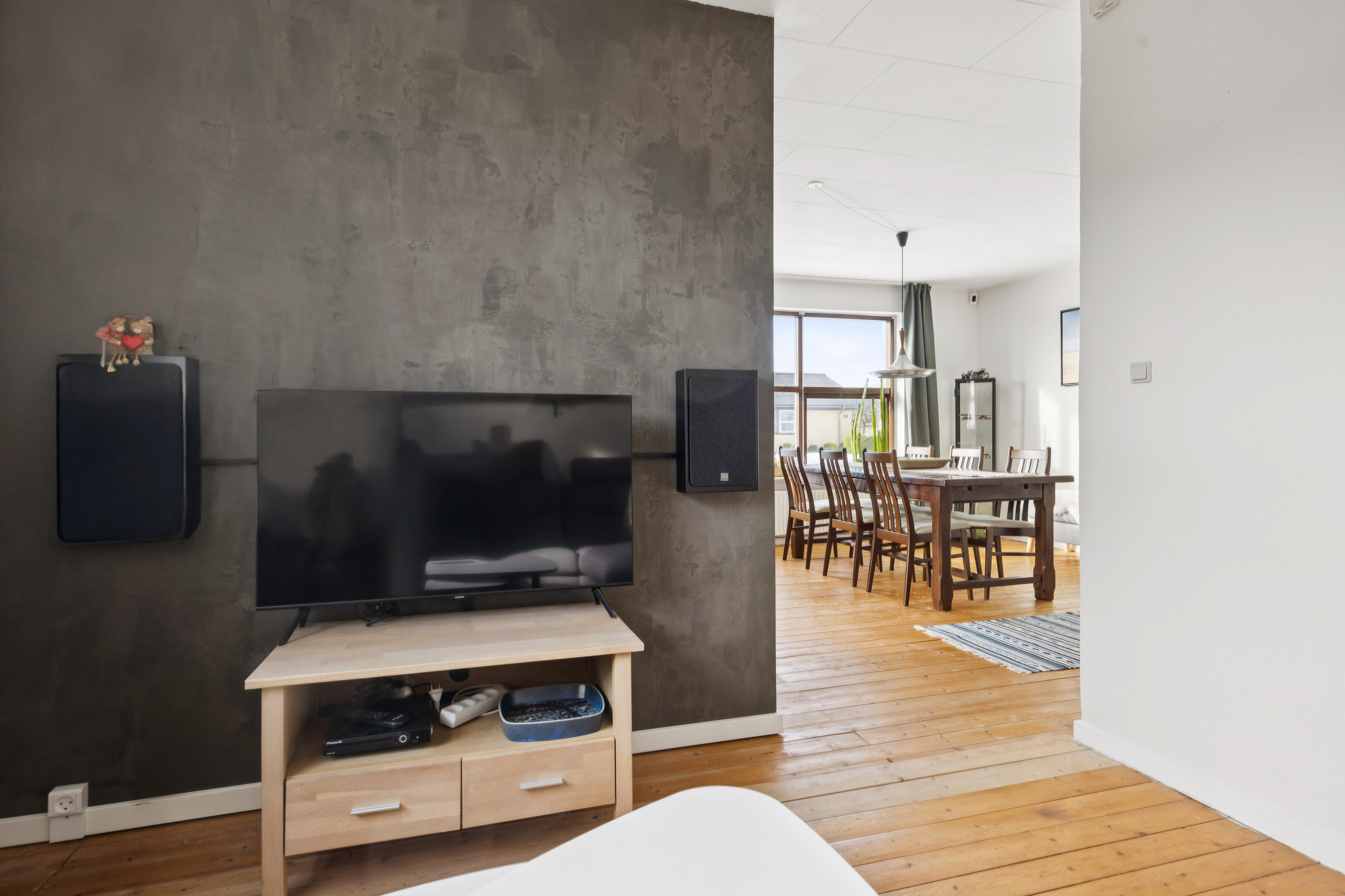 Fremhævet stue billede i fuldskærmstilstand. Billede af Emmersbækvej 63, 9850 Hirtshals