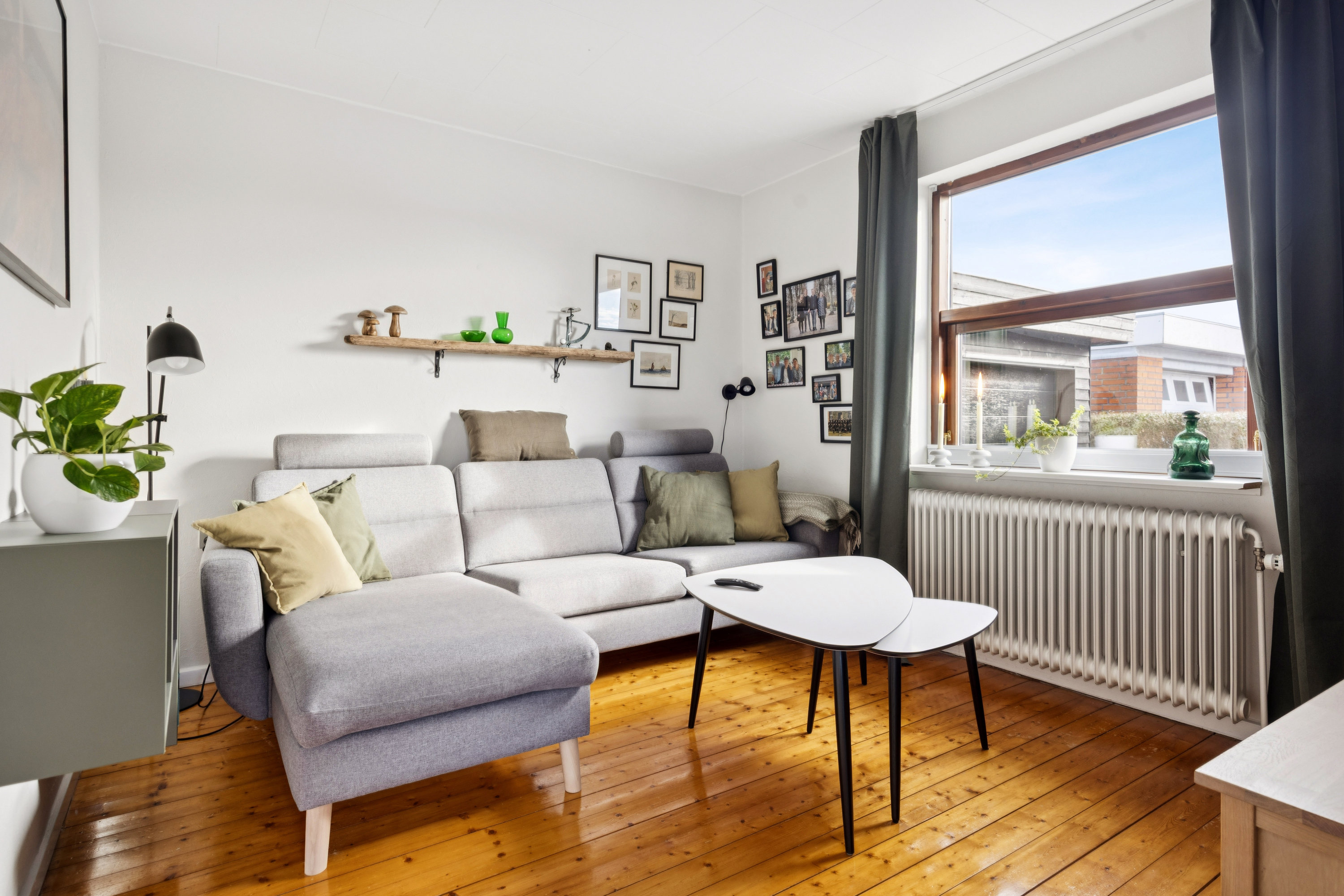 Fremhævet stue billede i fuldskærmstilstand. Billede af Emmersbækvej 63, 9850 Hirtshals